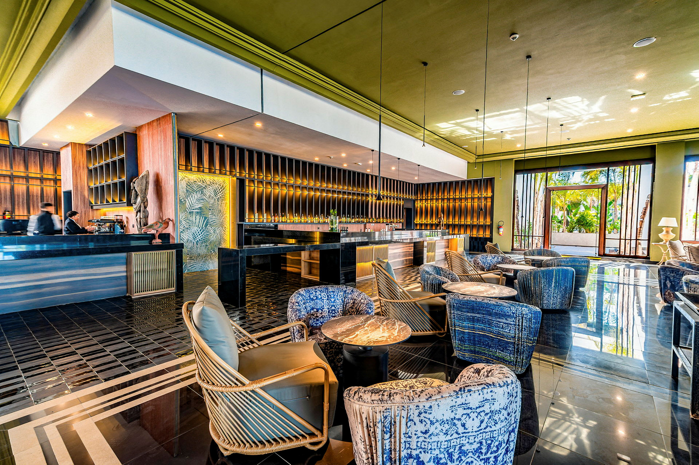 Hotellounge med siddepladser og lys indretning. (AI-genereret tekst)