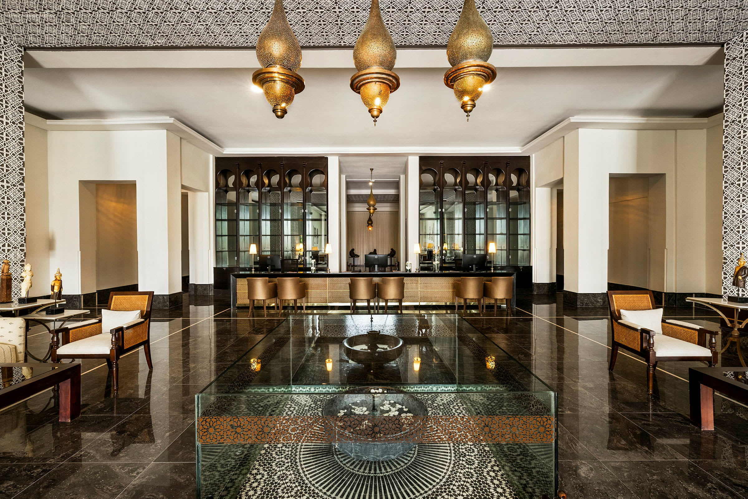 Hotellets foyer med elegant indretning, siddepladser og en receptionsskranke i baggrunden. (AI-genereret tekst)