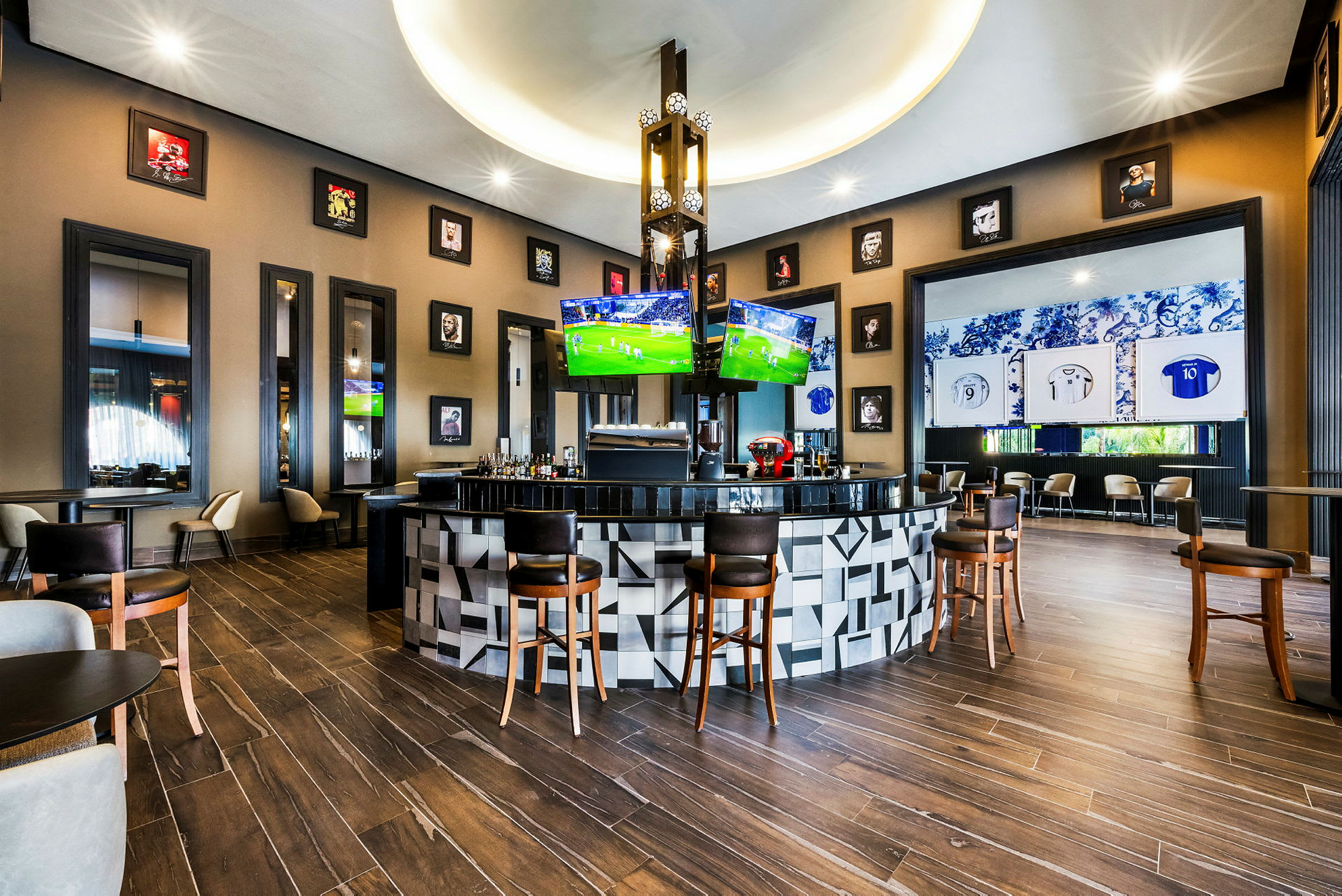 En elegant bar med sporttemaindretning og fire tv-skærme der viser kampe. (AI-genereret tekst)