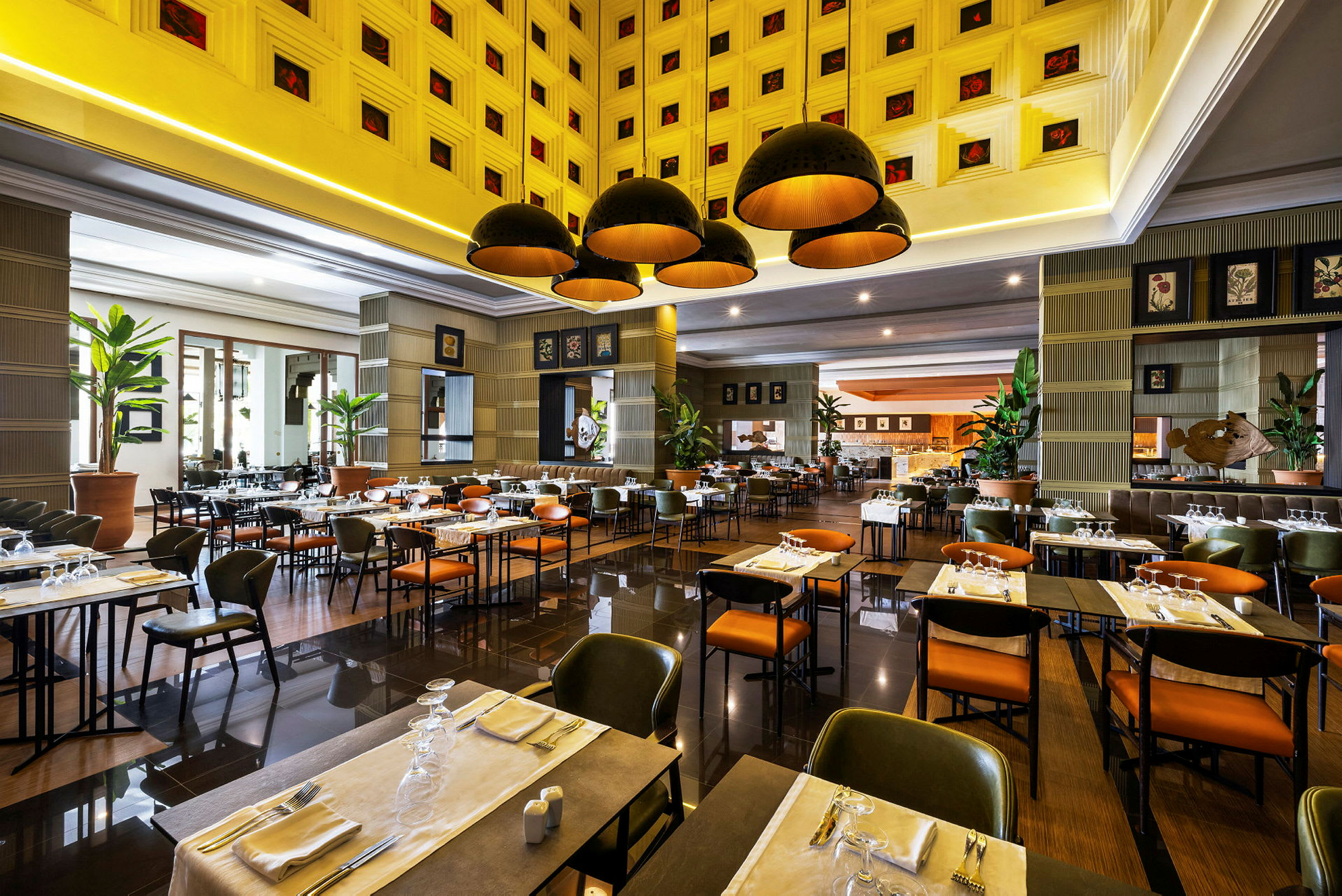 Elegant restaurant med dækkede borde og moderne interiør. (AI-genereret tekst)