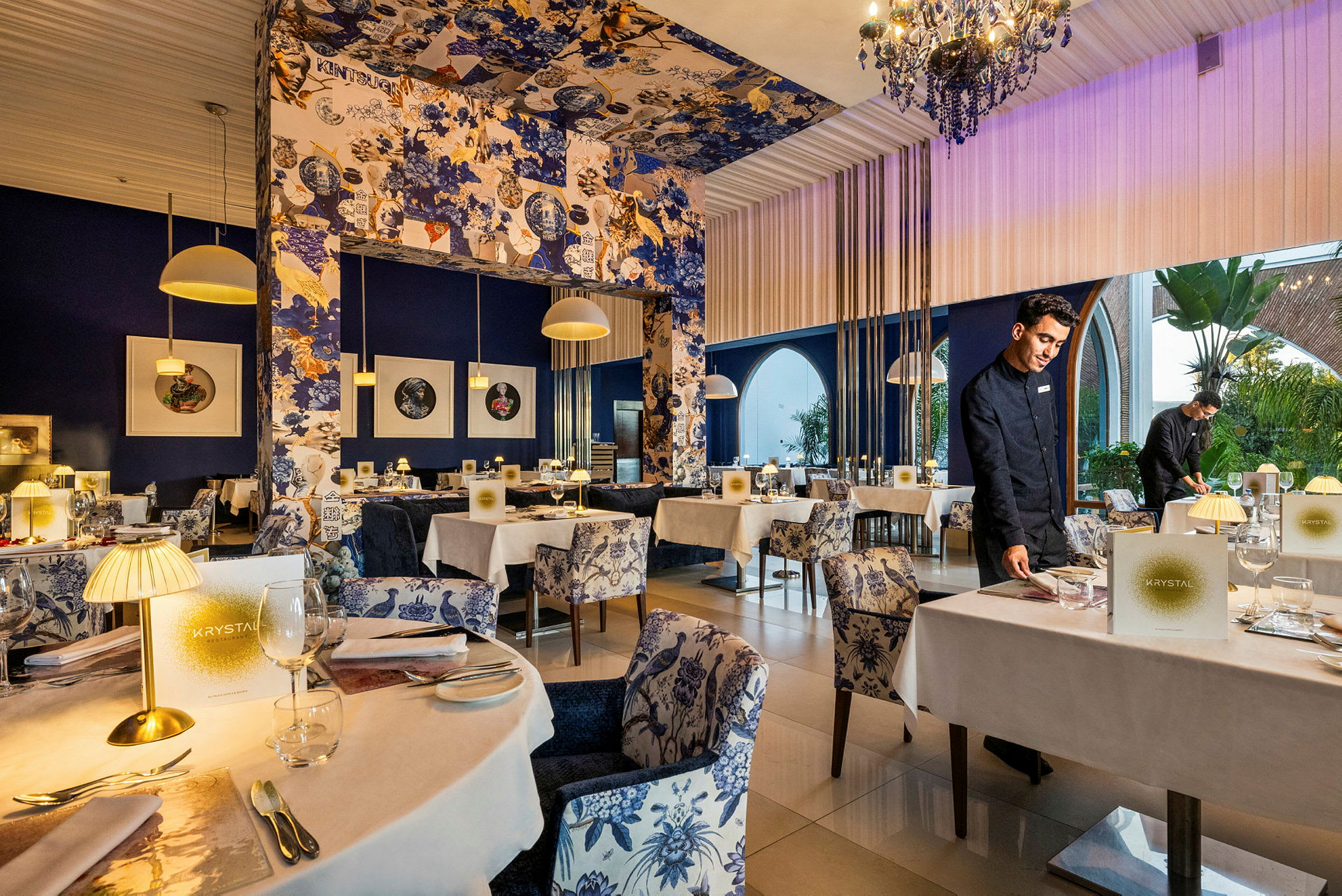 En elegant restaurant med stilfulde interiørdetaljer og dækkede borde. (AI-genereret tekst)