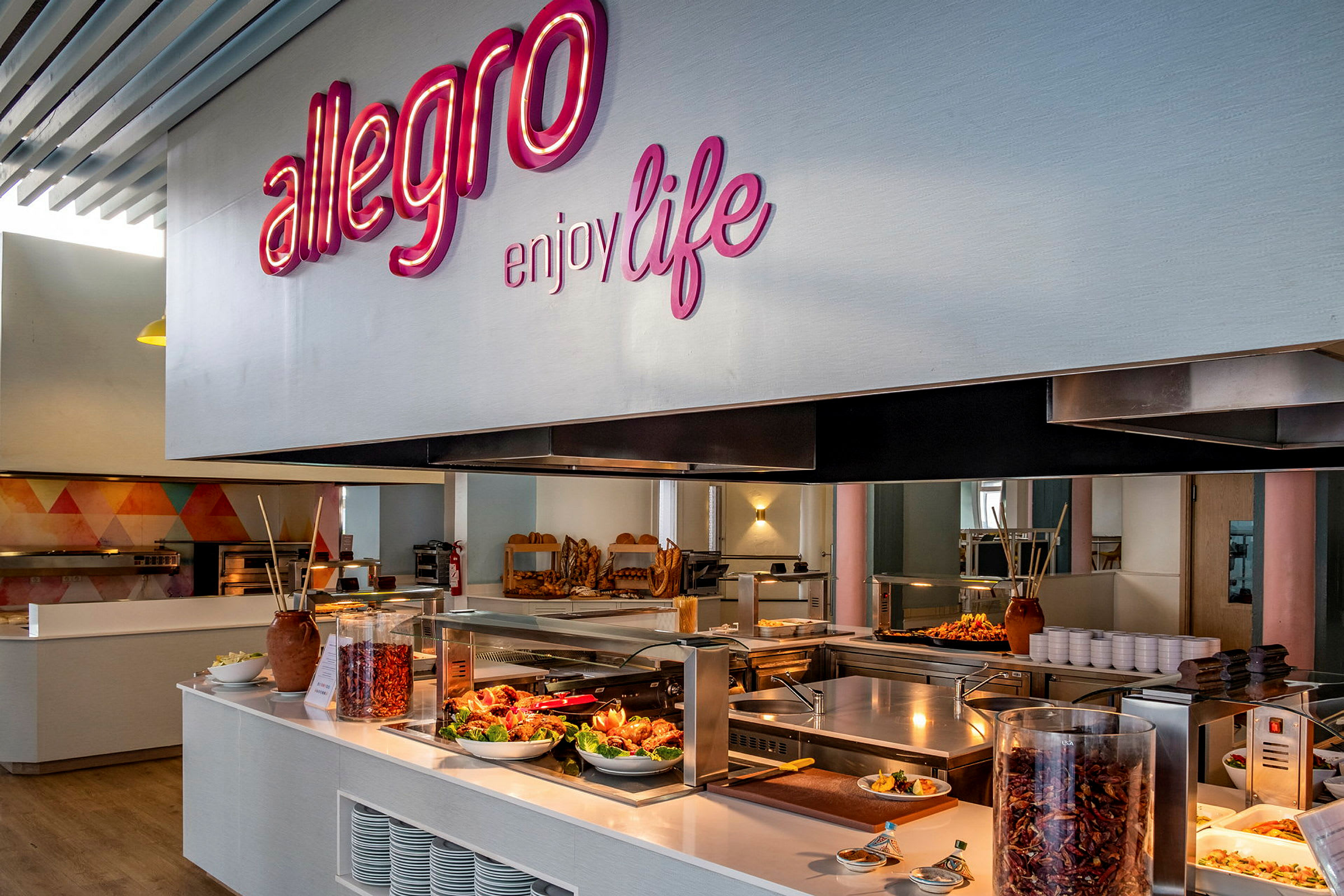 Buffetdisk med mad og tilbehør i en restaurantmiljø. (AI-genereret tekst)