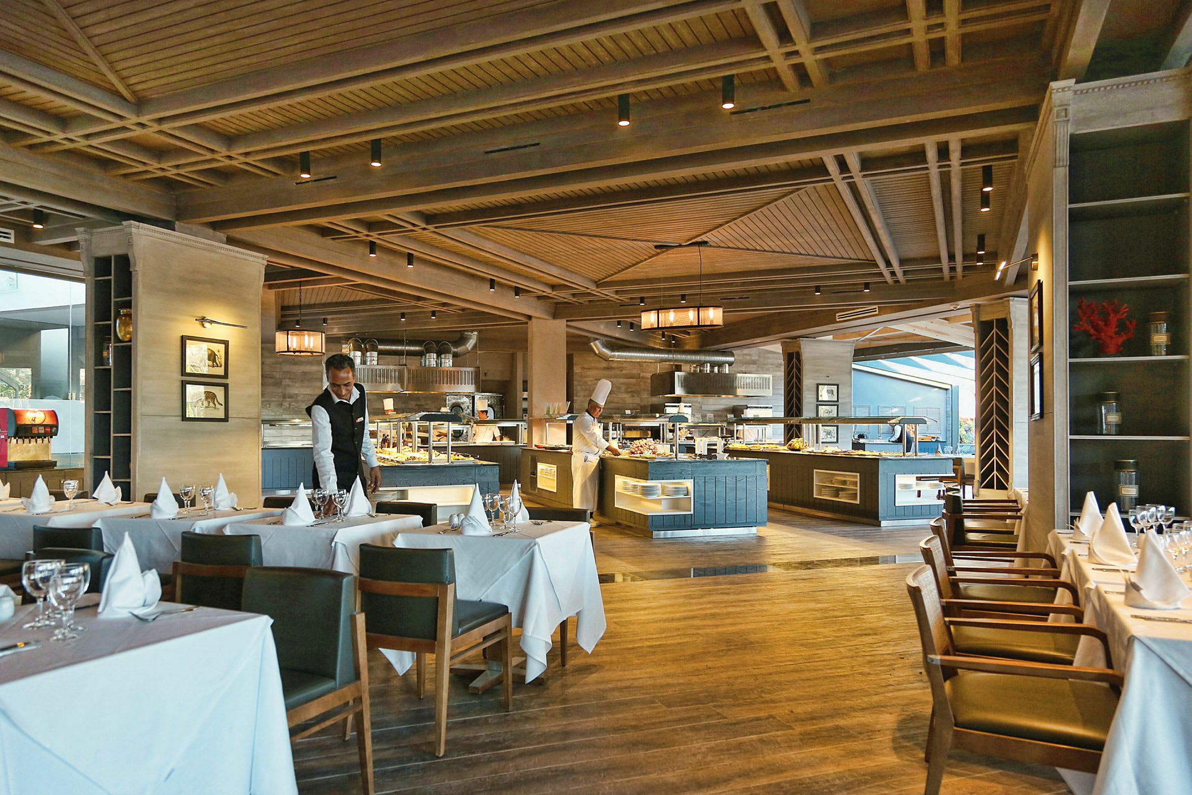 En restaurant indretning med dækkede borde og en serveringsdisk. (AI-genereret tekst)