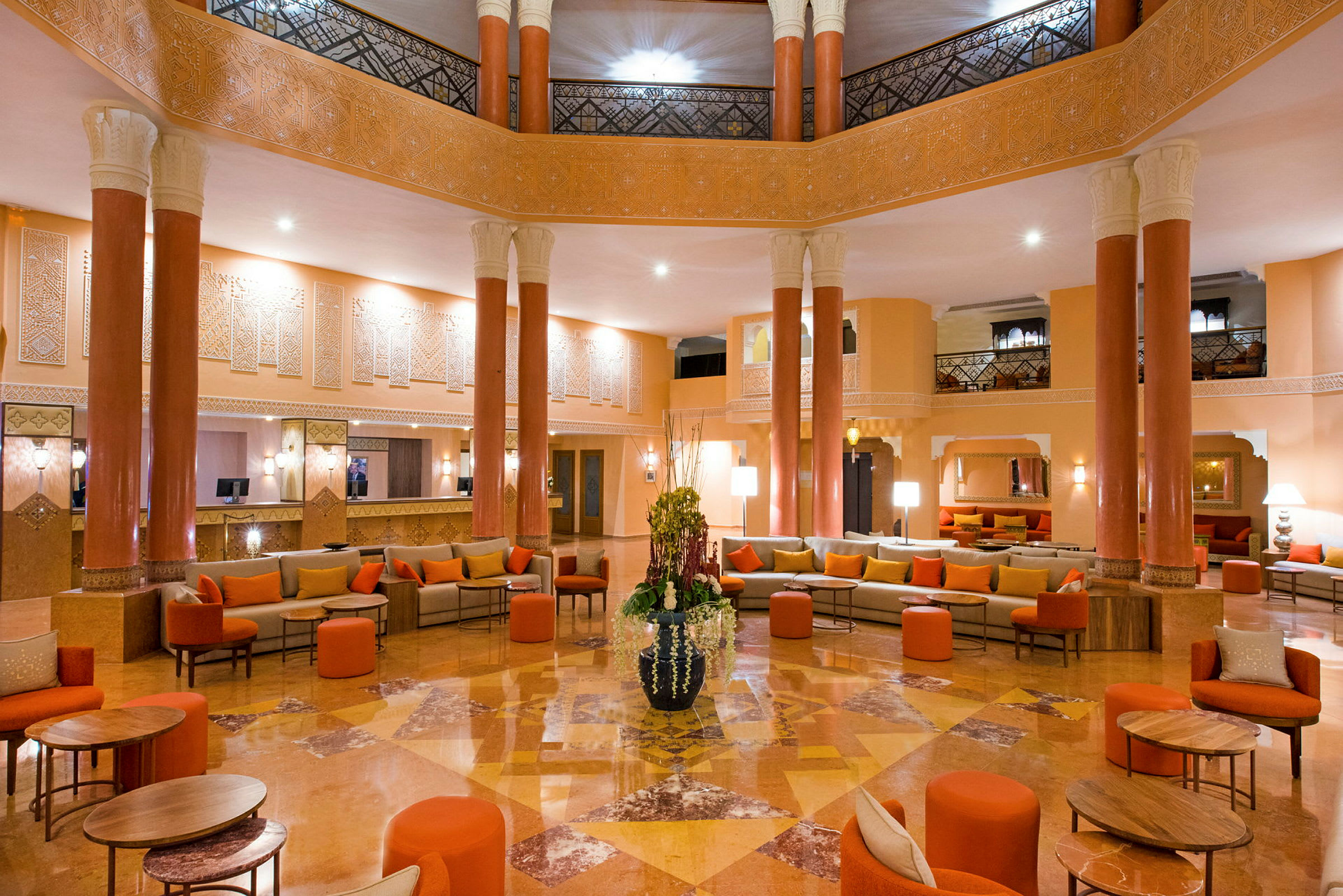 Elegant hotellobby med siddeområder og søjlegang. (AI-genereret tekst)