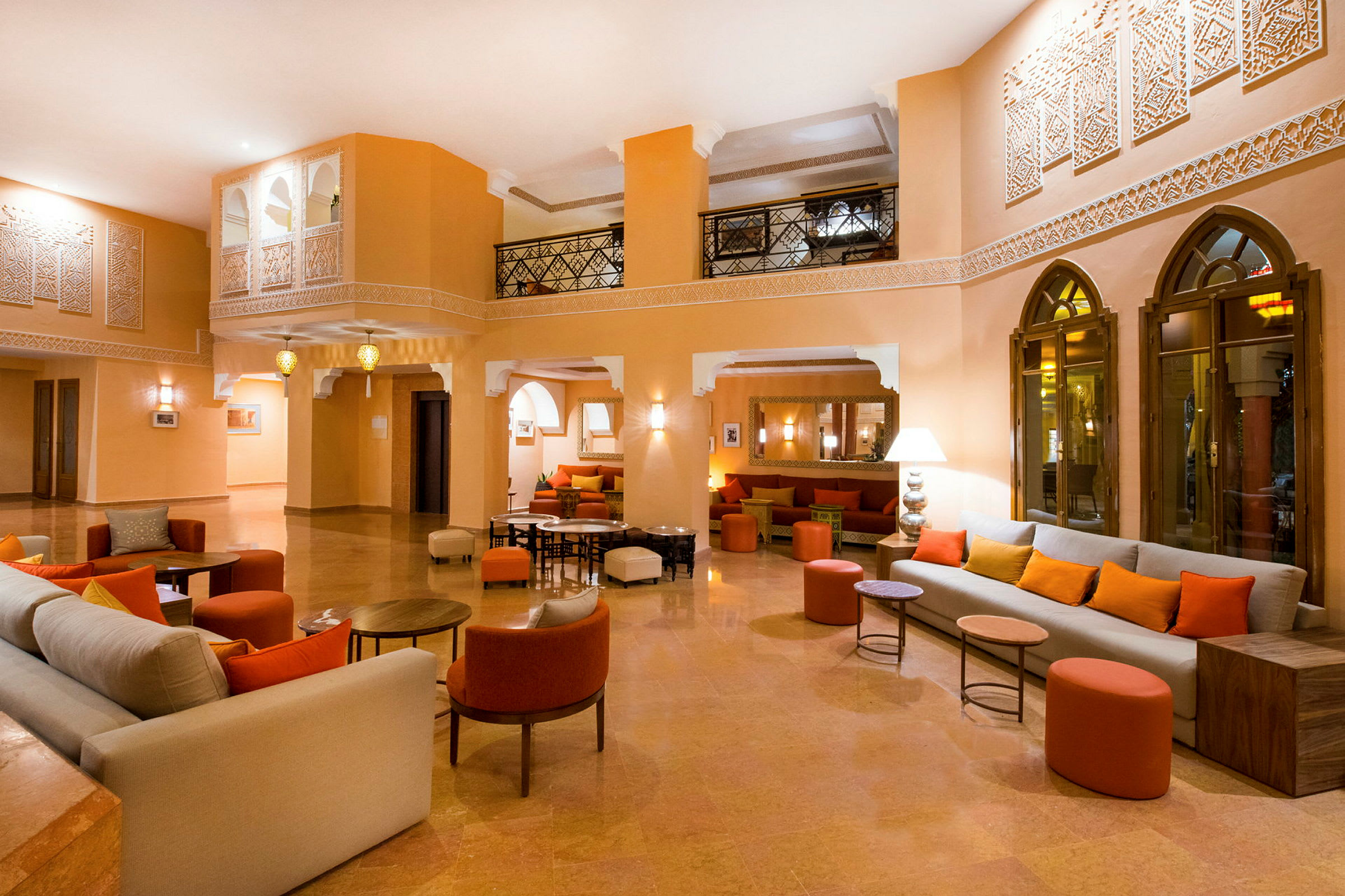 Et interiørbillede af en hotellobby med sofaer, borde og dekorative detaljer. (AI-genereret tekst)