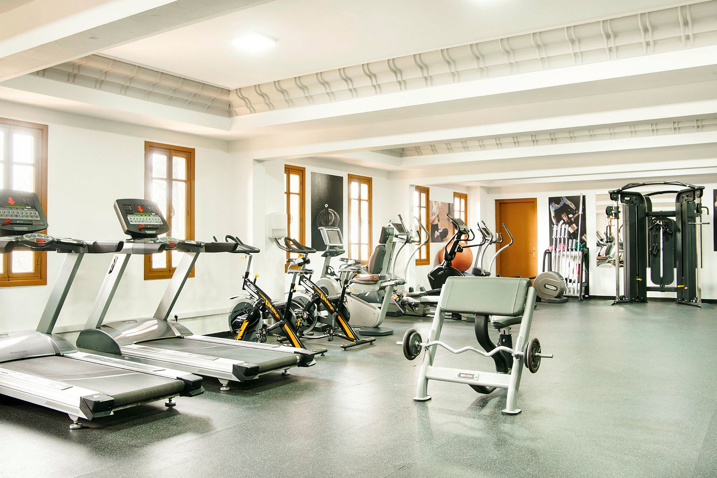 Et fuldt udstyret fitnesscenter med flere træningsmaskiner. (AI-genereret tekst)
