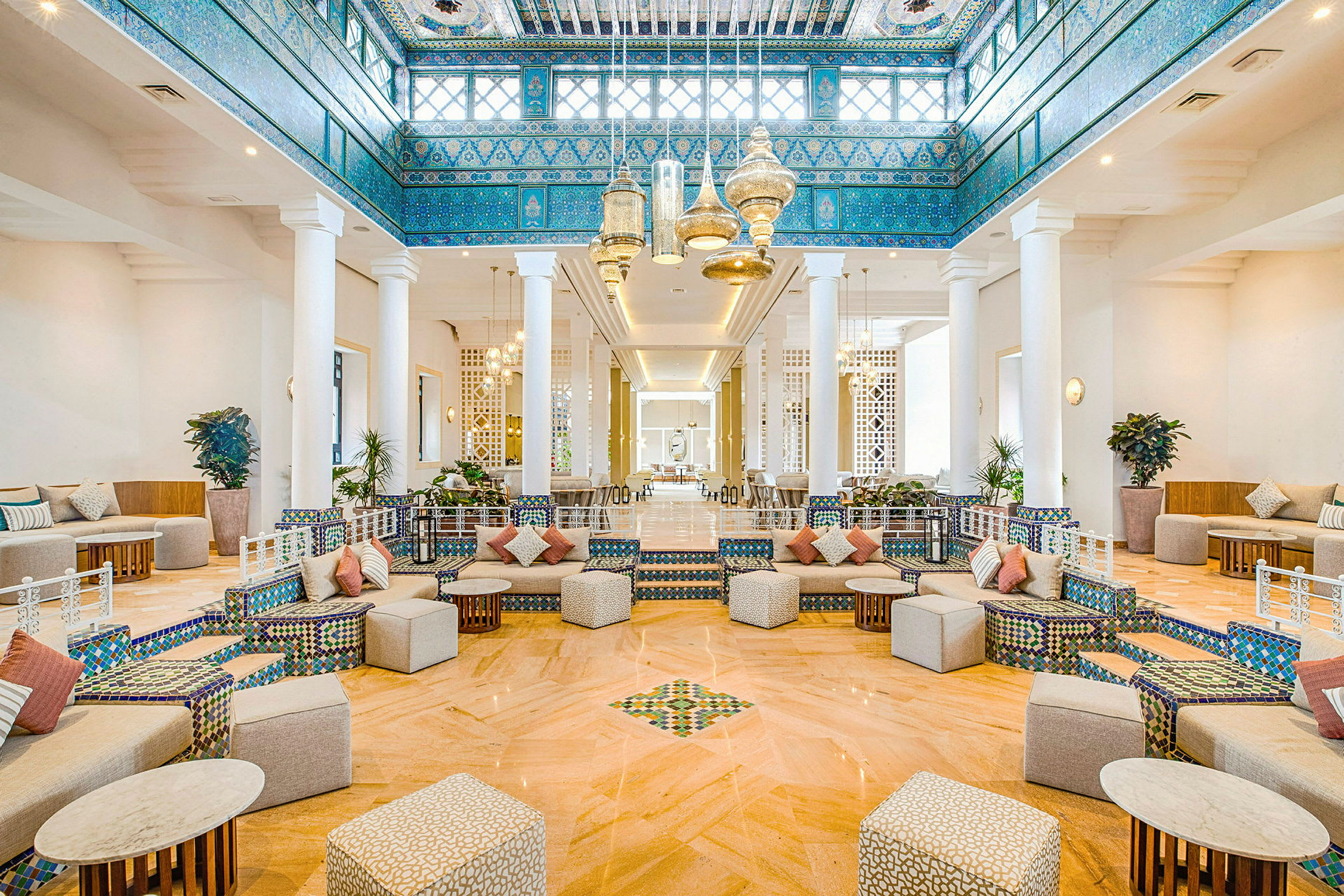 En rummelig hotellobby med moderne indretning og farverige dekorative detaljer. (AI-genereret tekst)
