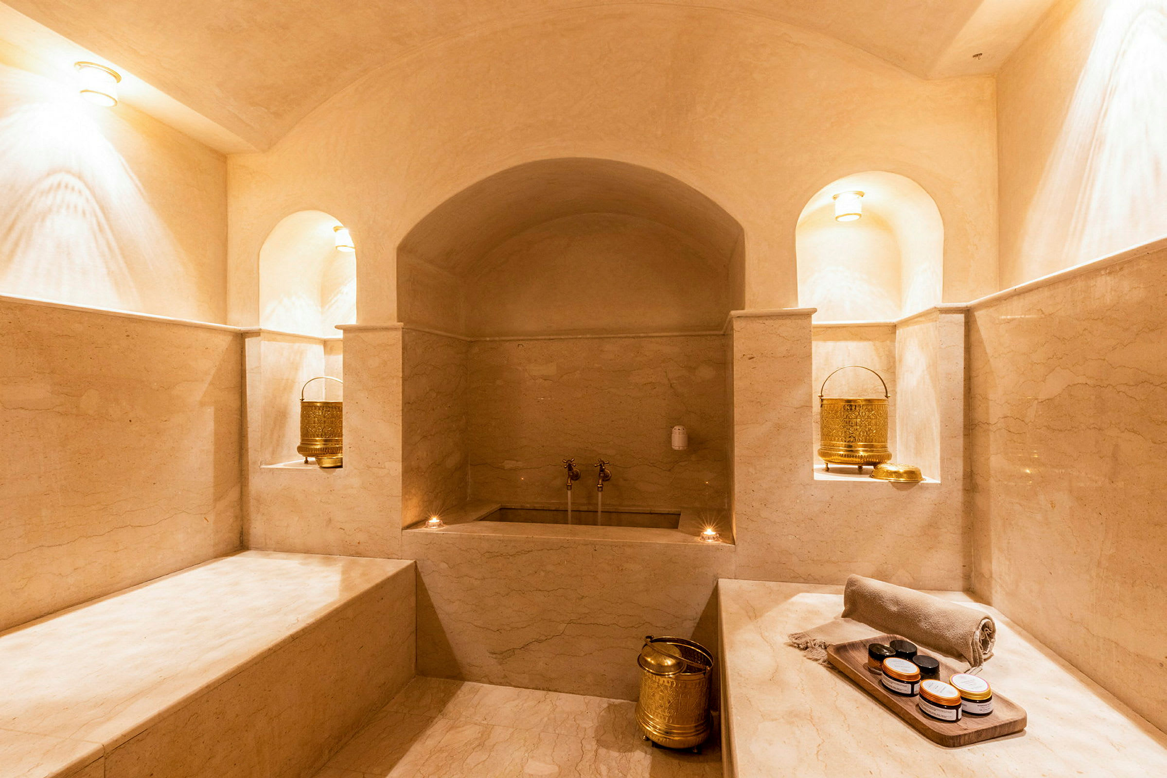 Billede af et luksuriøst hamam med marmoverflader og traditionelle detaljer. (AI-genereret tekst)