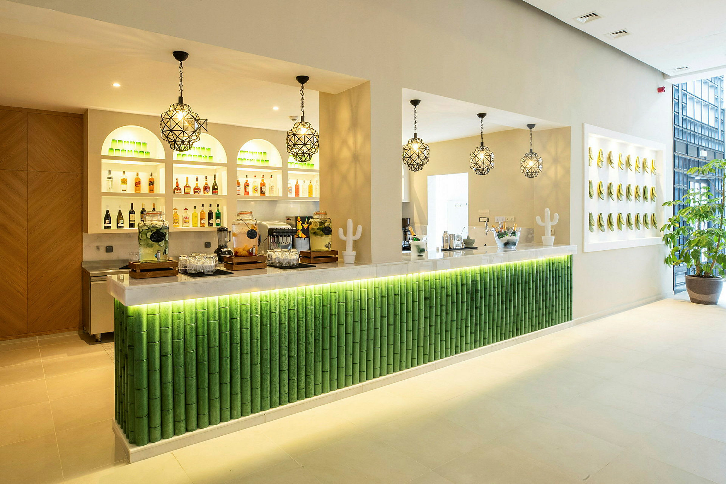 En moderne bar med belyst grøn bambus-inspireret design og drikkevarer på hylder. (AI-genereret tekst)