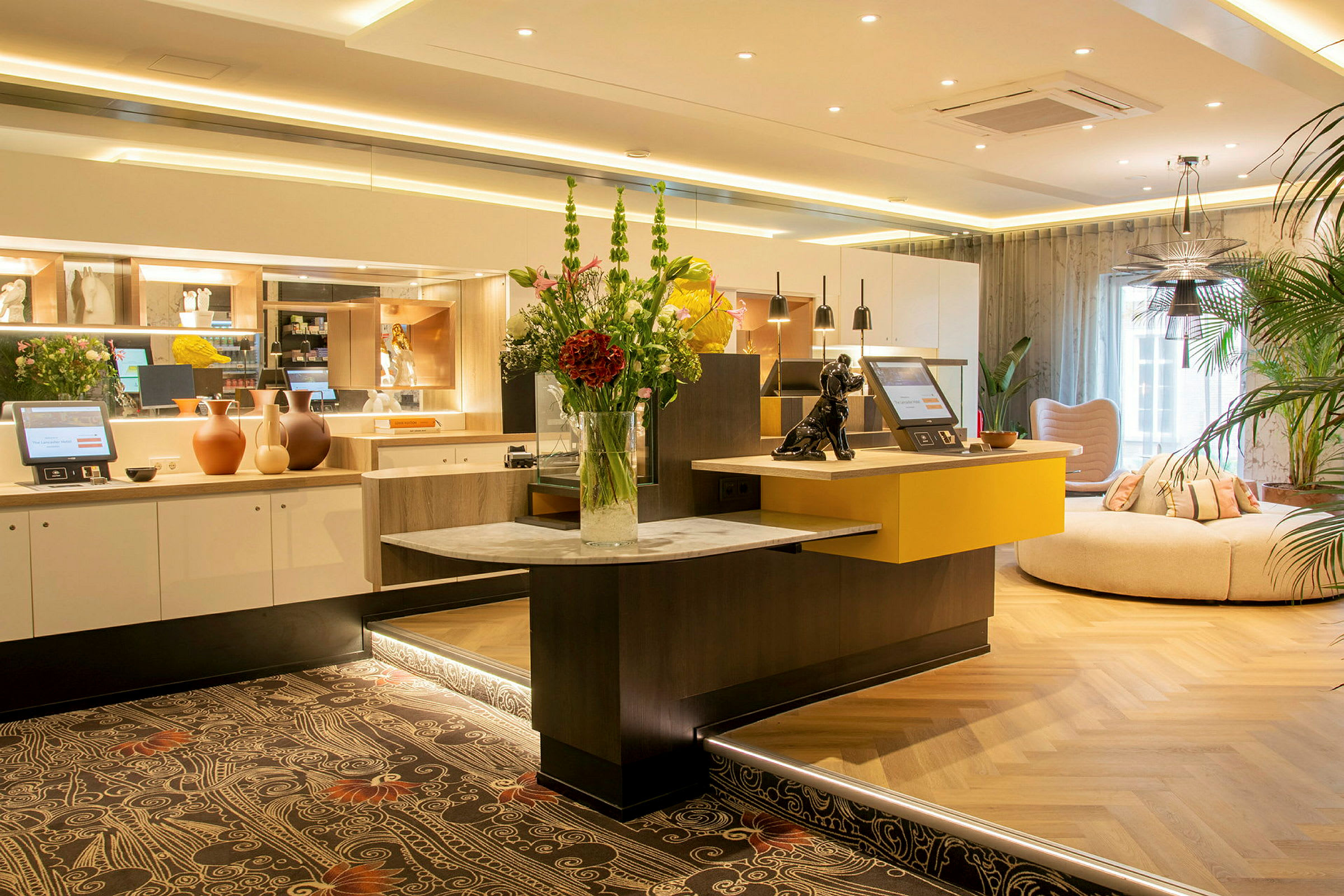 Reception med dekorative detaljer, blomster og moderne design. (AI-genereret tekst)