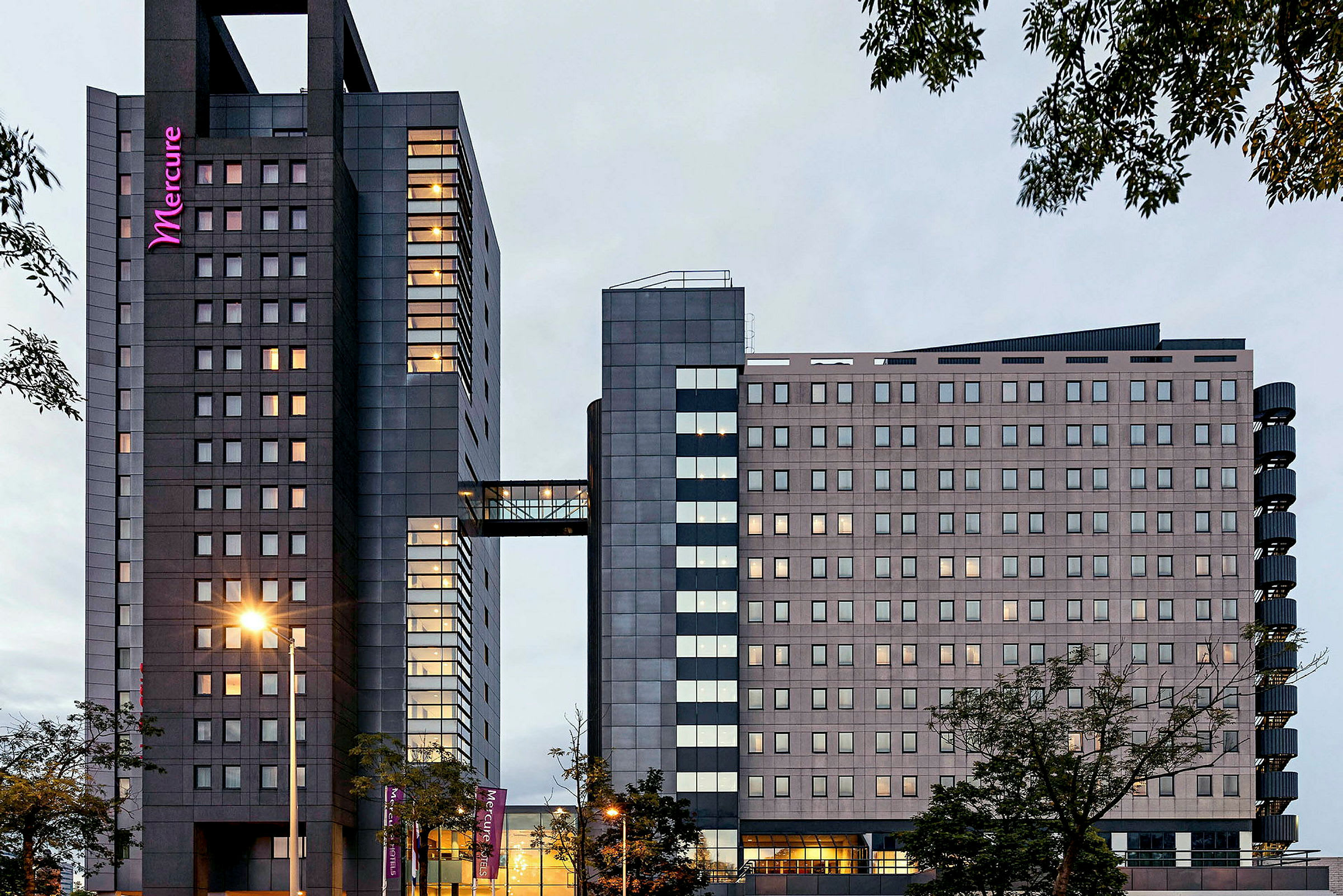 En moderne hotelbygning med glasfacade og højhusstruktur. (AI-genereret tekst)