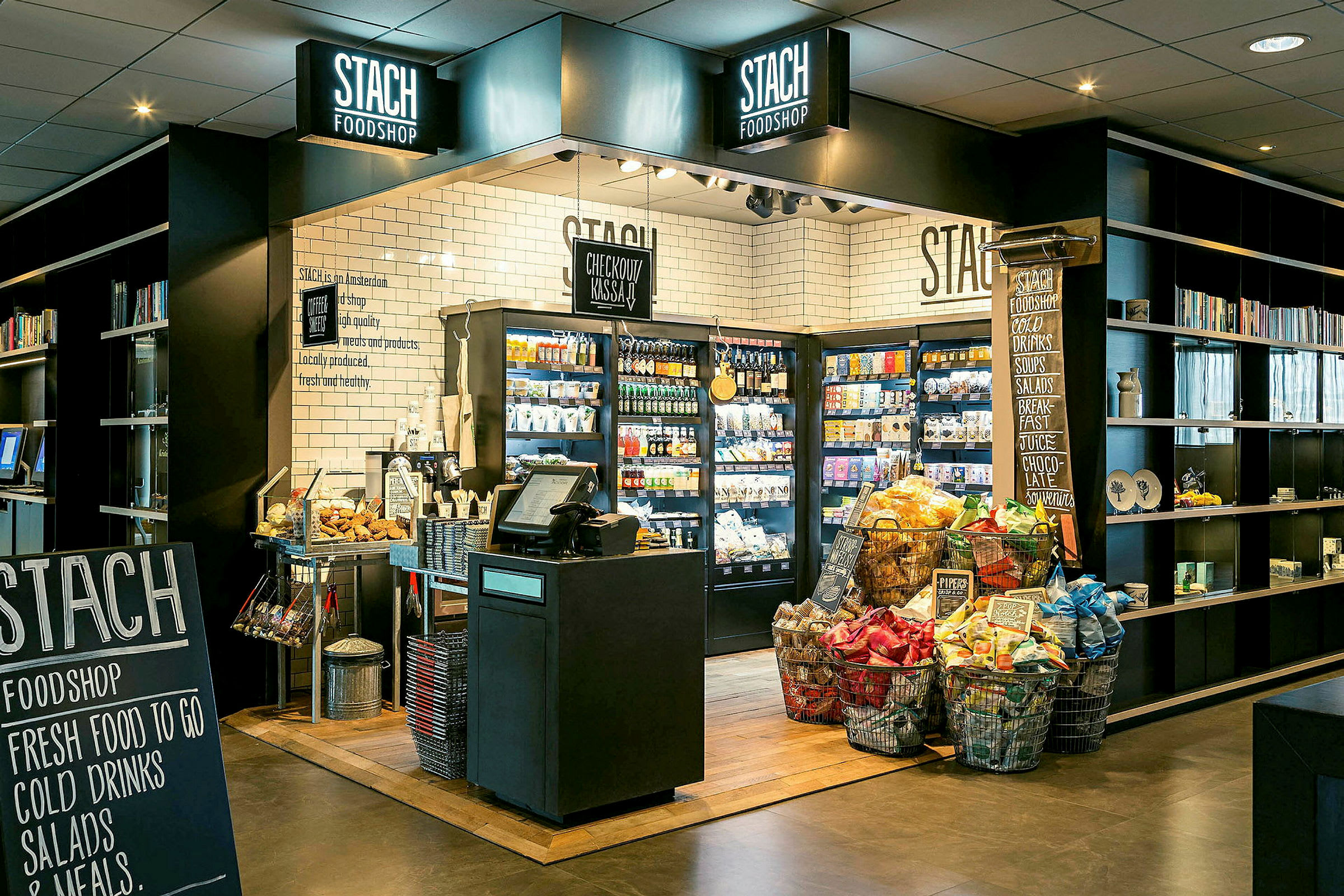 Interiør af en butik med forskellige fødevarer og produkter på hylder og i kurve. (AI-genereret tekst)