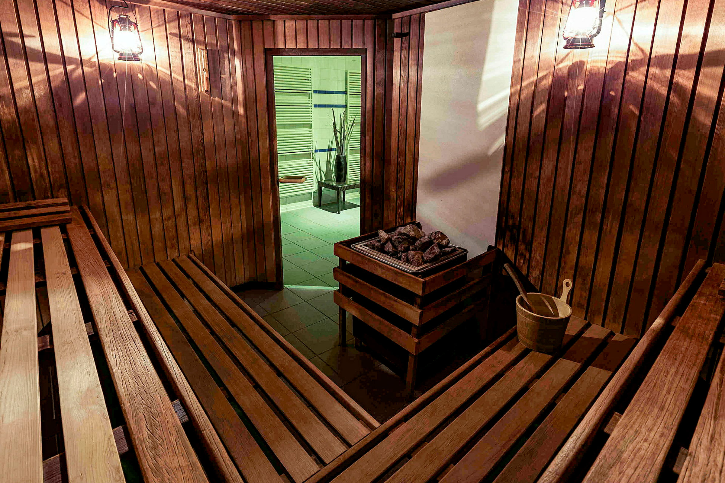 En traditionel sauna med træpaneler, bænke og en saunaovn. (AI-genereret tekst)