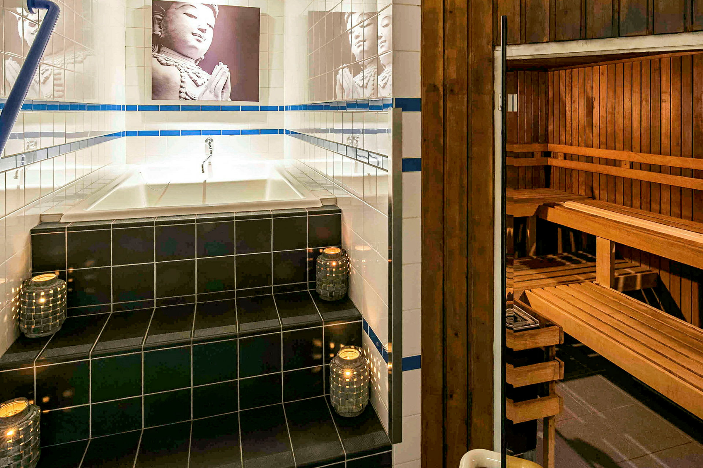 Billede af et spaområde med et badekar omgivet af lyslygter og en sauna med træbænke. (AI-genereret tekst)