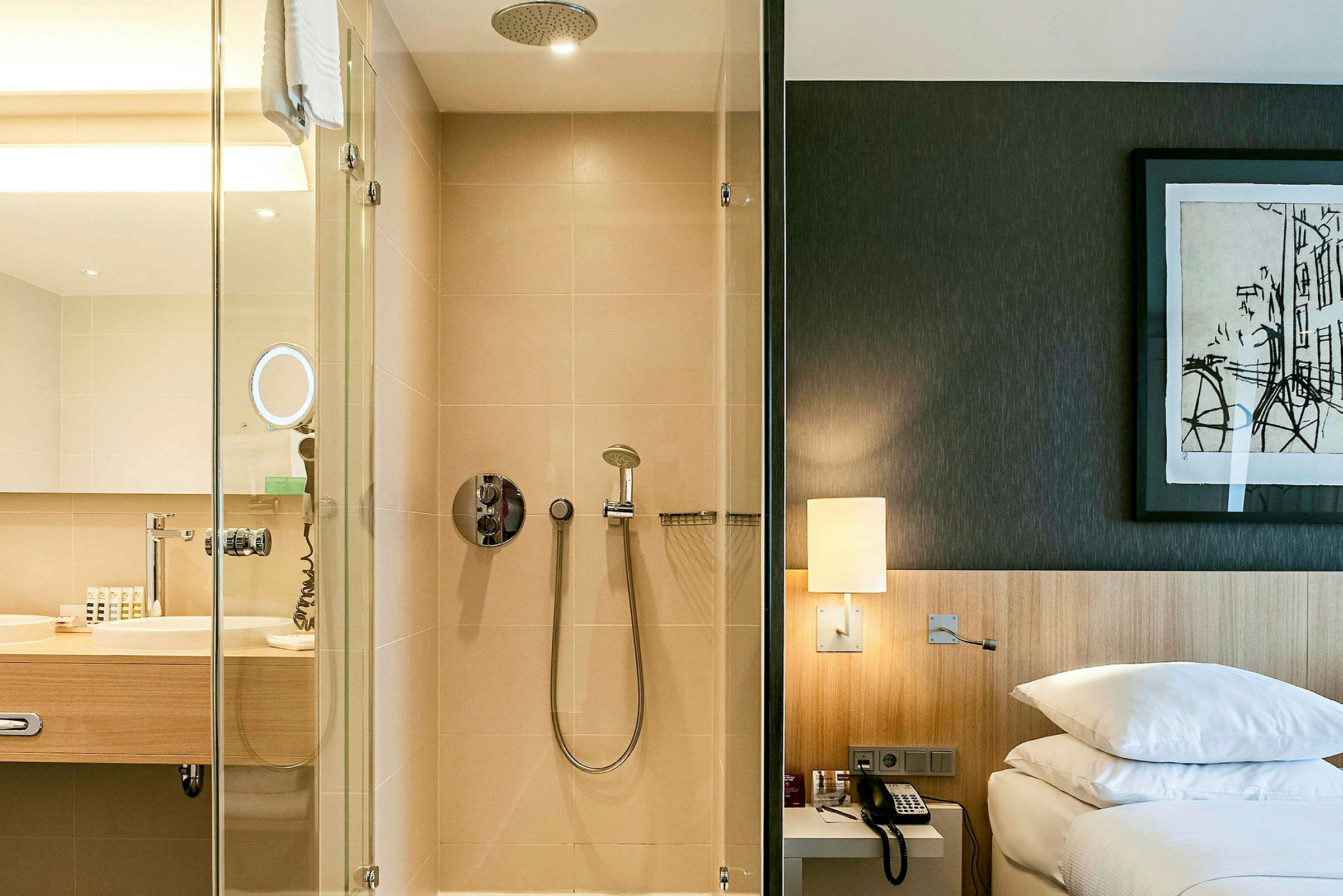 Hotelværelse med brusebad og soveværelse. (AI-genereret tekst)