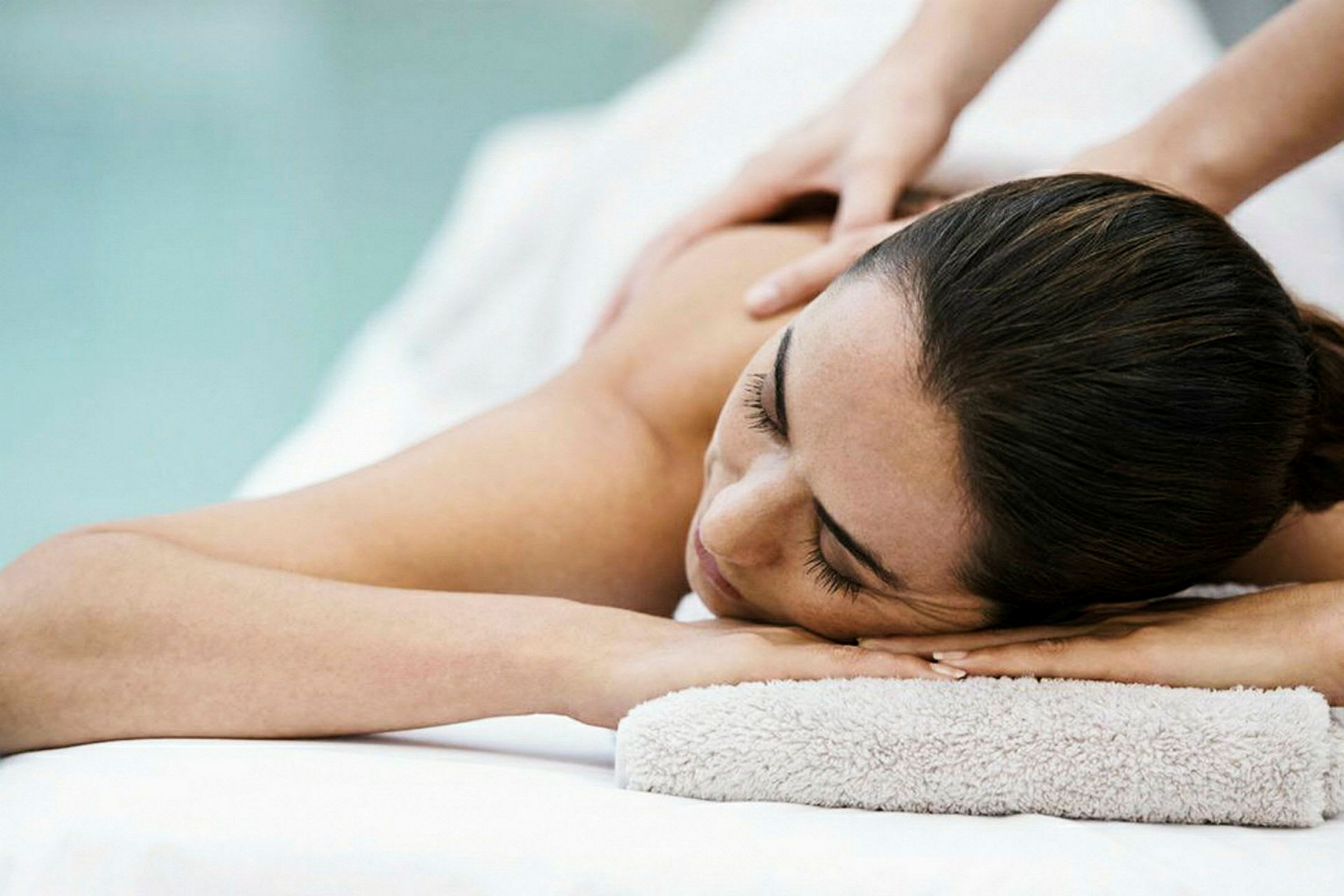 En person modtager en rygmassage på en massagebriks. (AI-genereret tekst)
