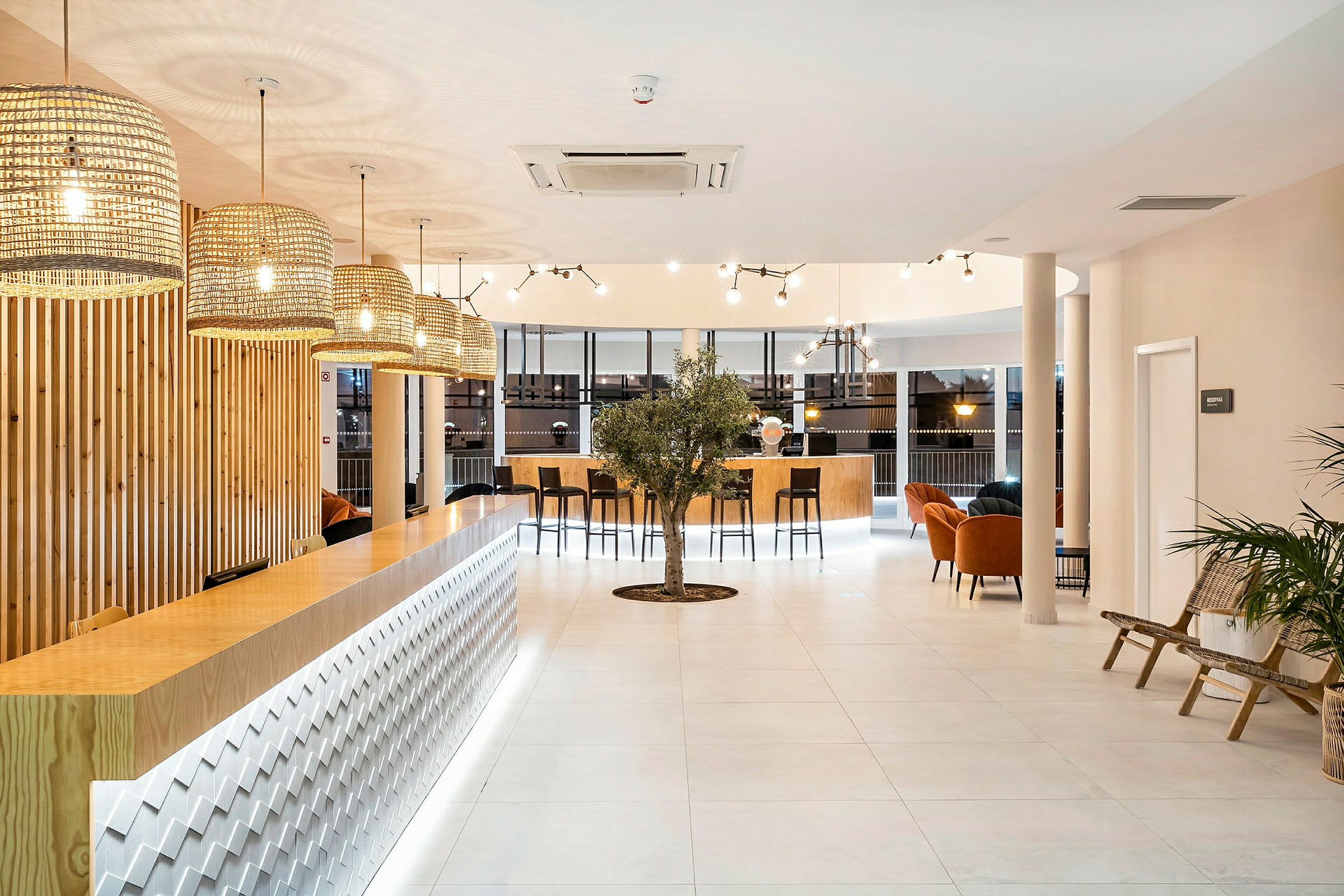 Reception med træpaneler og moderne møbler. (AI-genereret tekst)