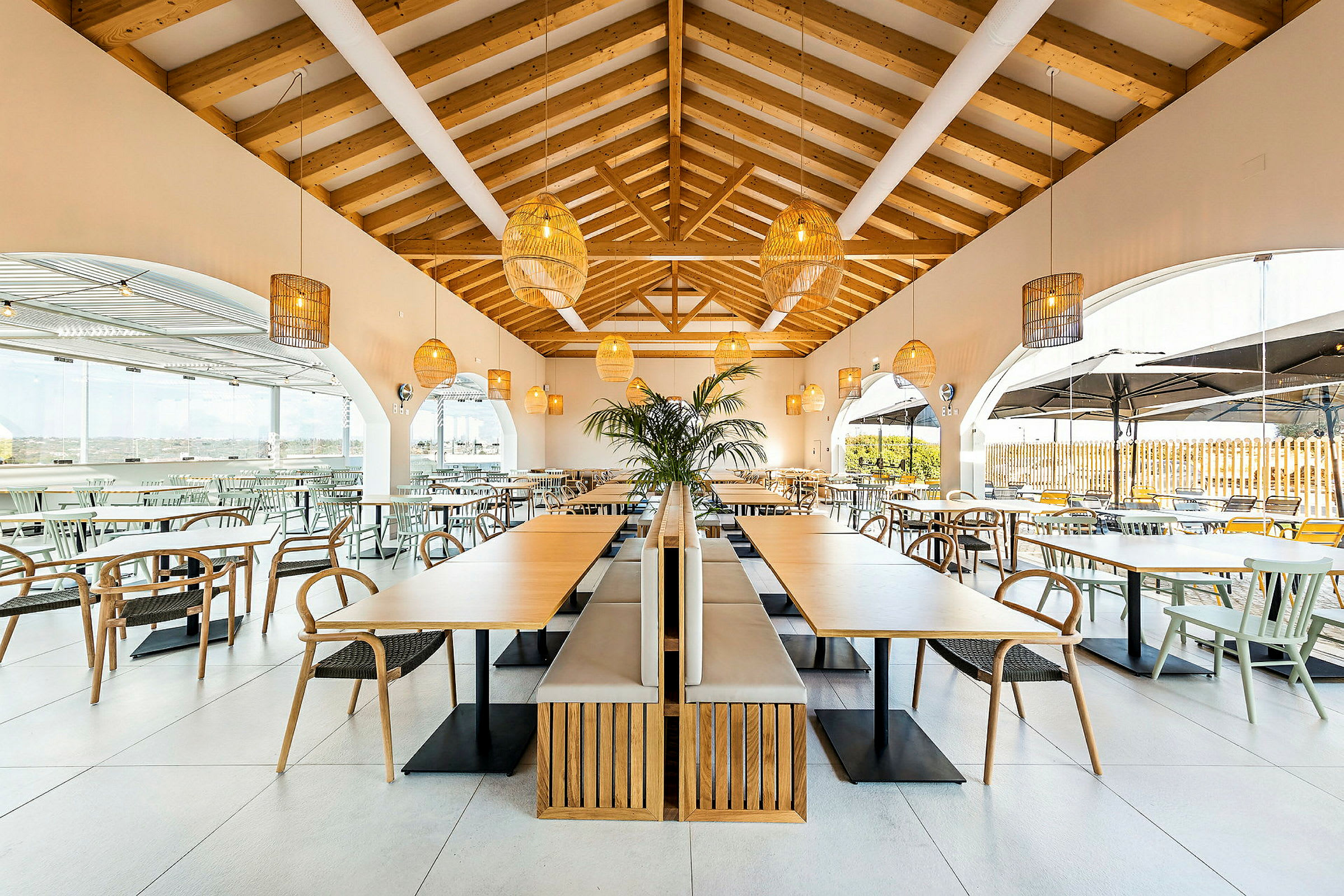 Restaurant med højt loft og træborde. (AI-genereret tekst)