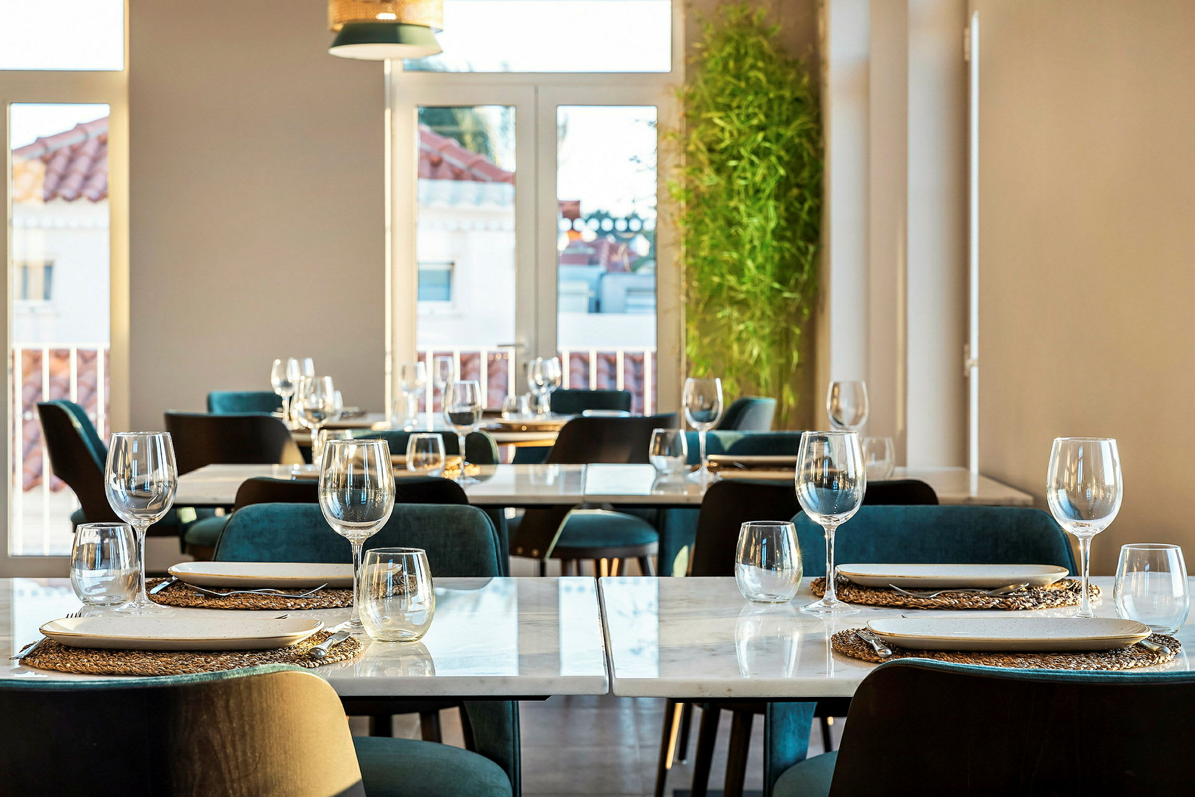 Restaurant med dækkede borde og glas. (AI-genereret tekst)