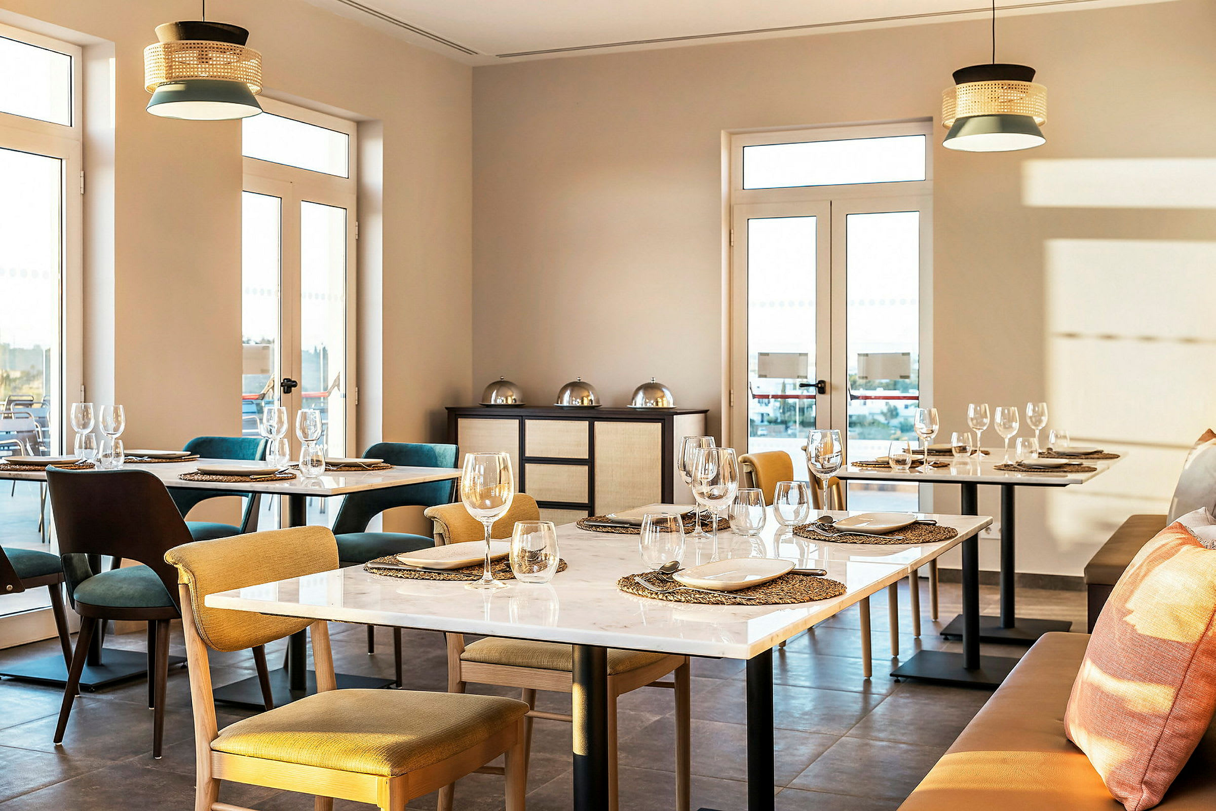 Restaurant med dækkede borde og elegante stole. (AI-genereret tekst)