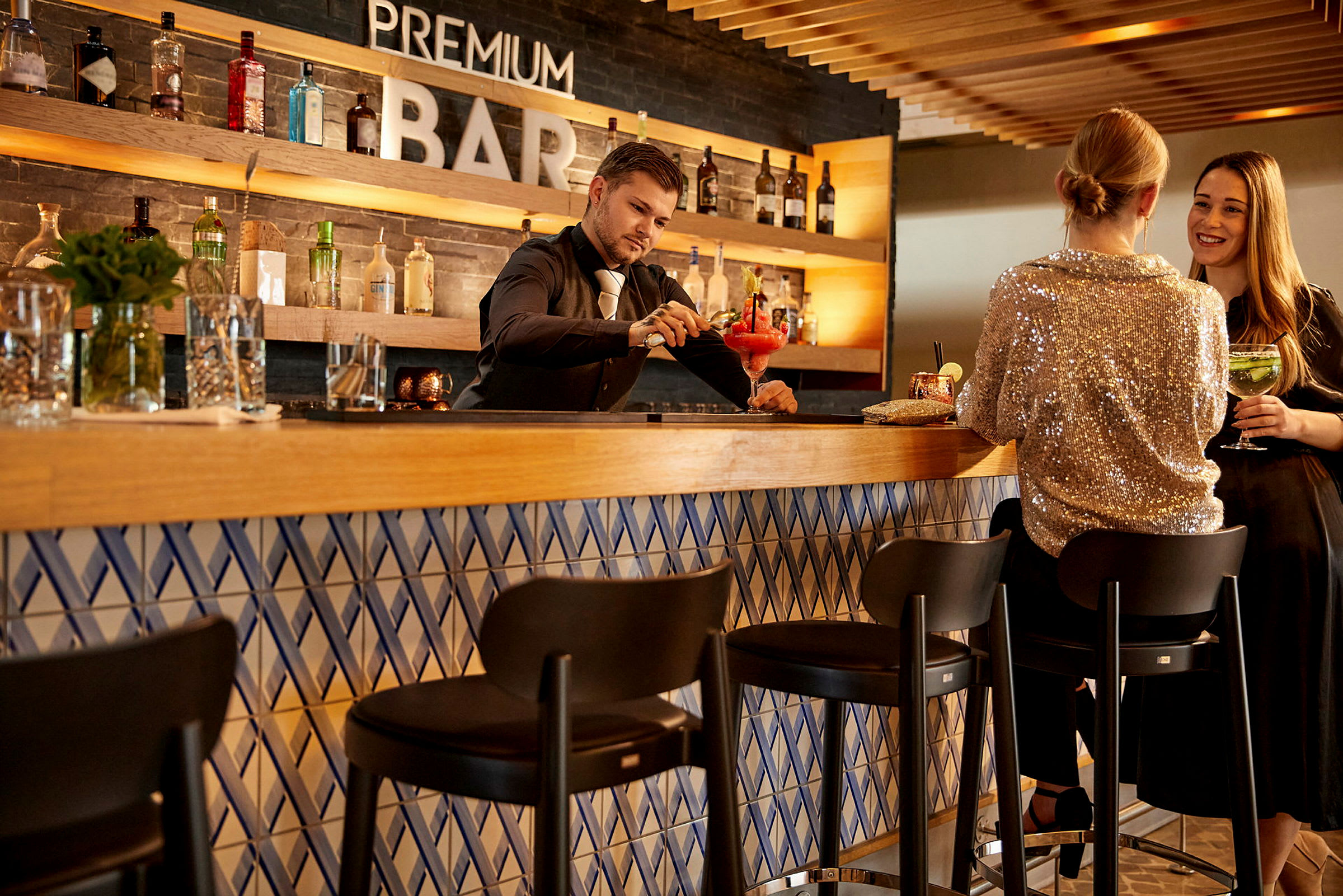 Interiør af en bar med moderne design og farverige drinks. (AI-genereret tekst)