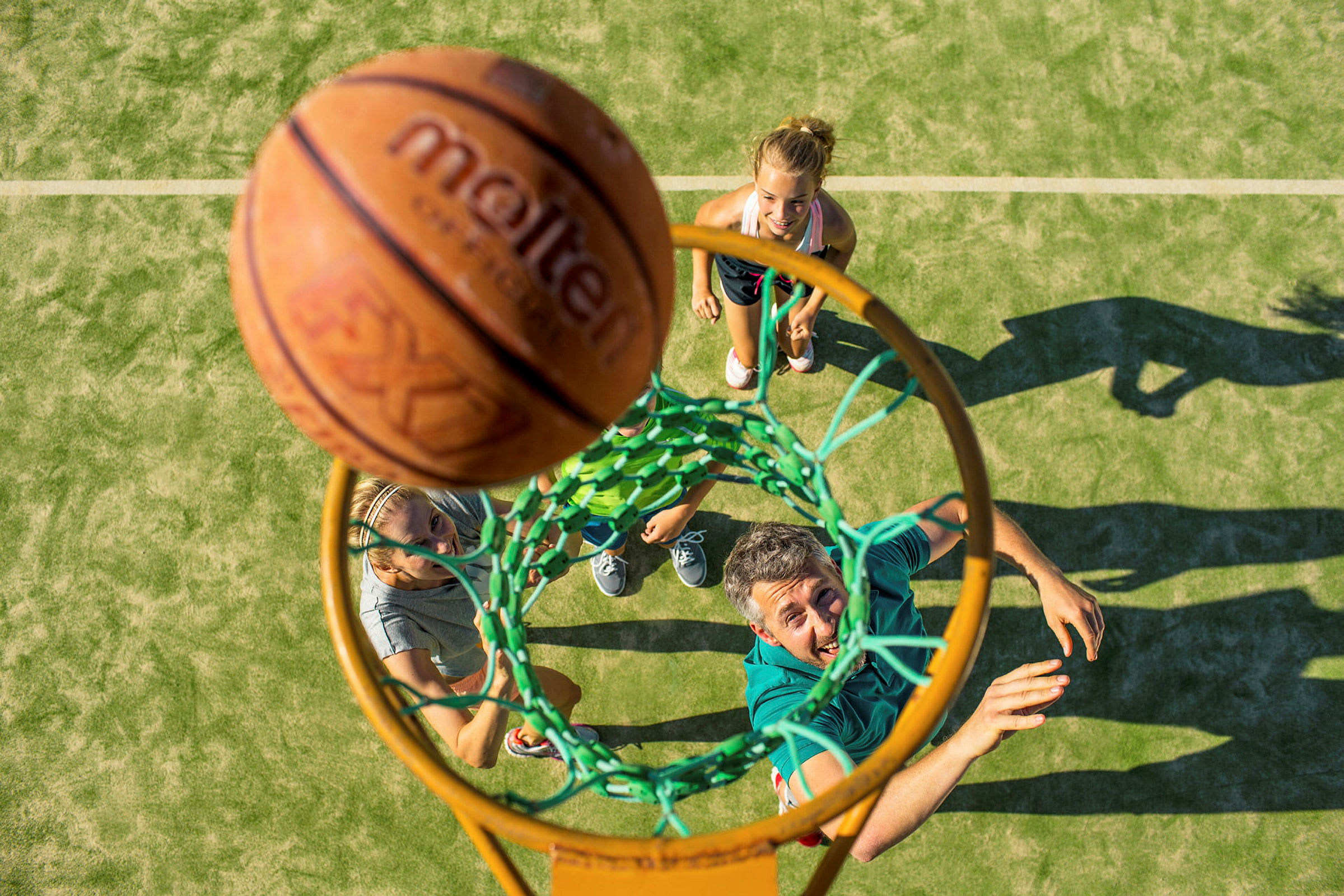 En basketball og en basketballkurv vises oppefra. (AI-genereret tekst)