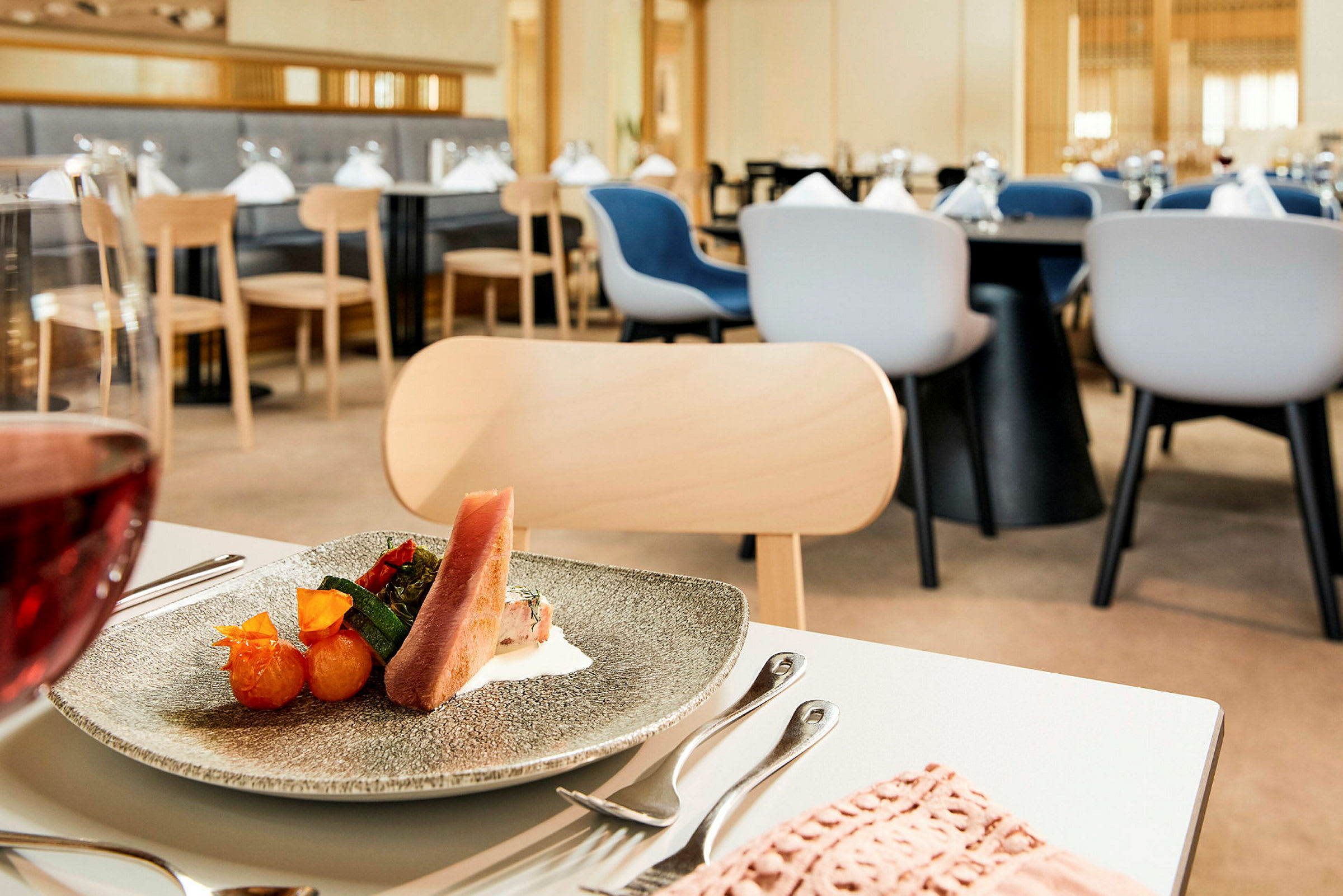 En tallerken med mad står på et dækket bord i en restaurant. (AI-genereret tekst)