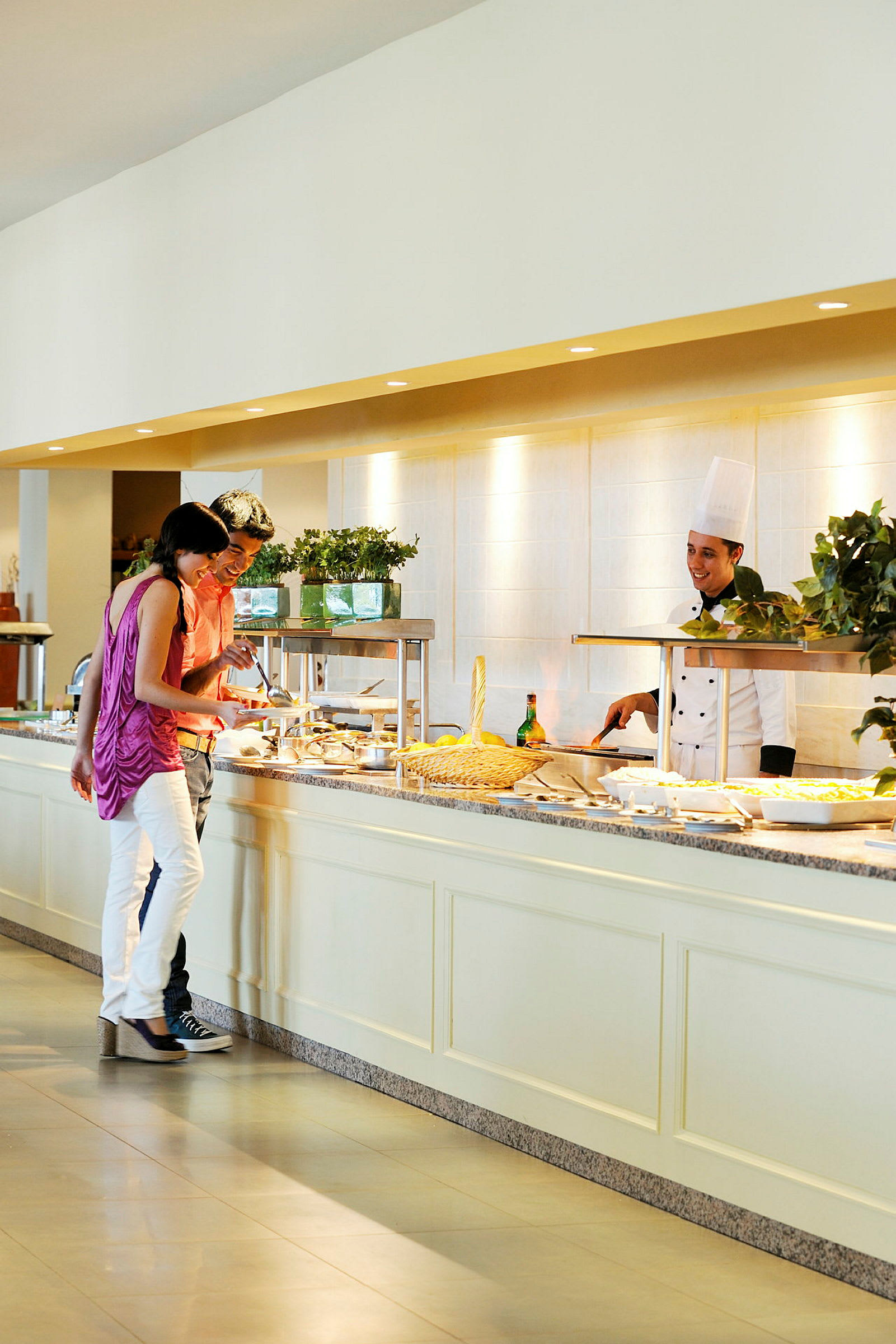 Personer ved en madbuffet med tjener i baggrunden. (AI-genereret tekst)