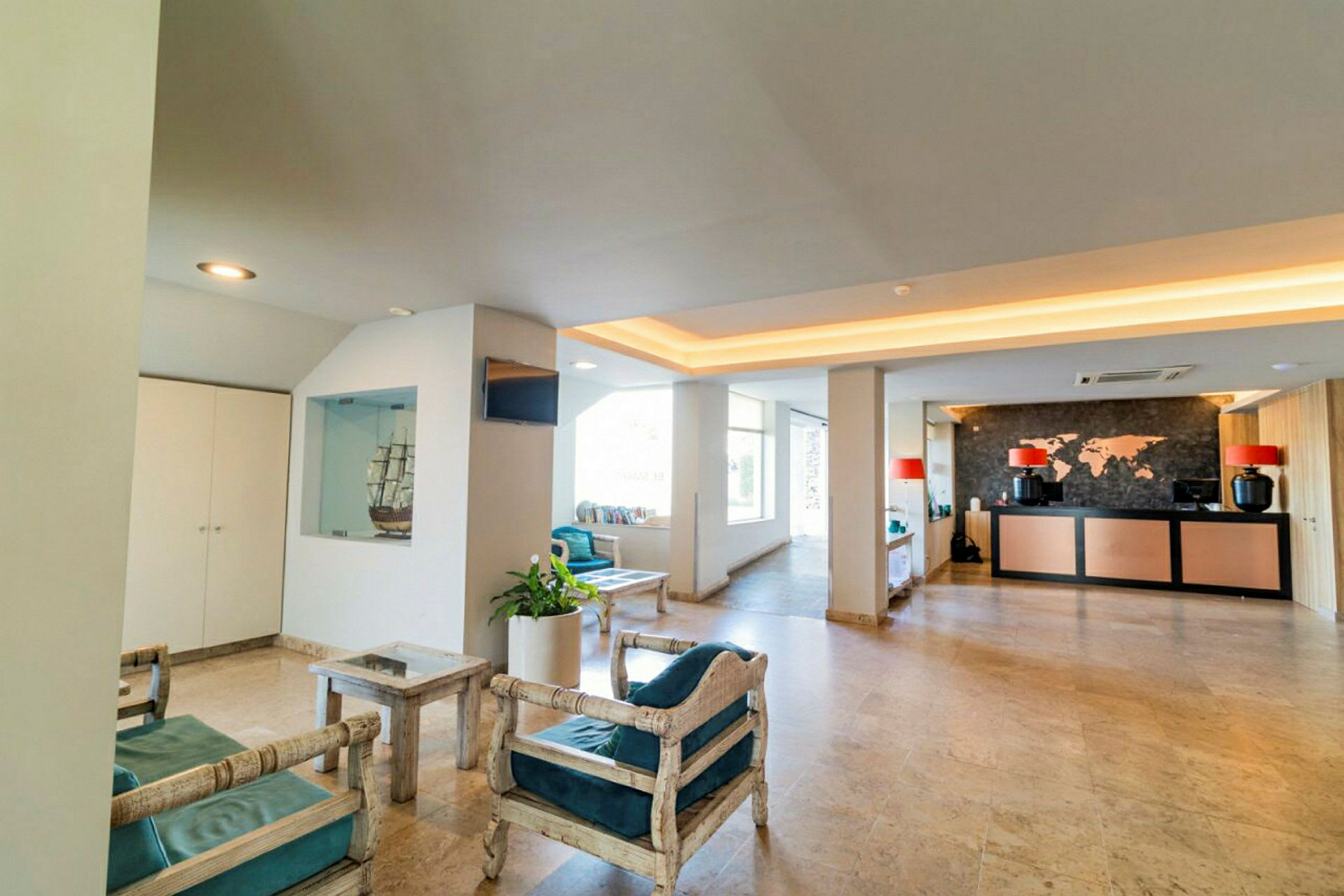 Receptionen og lobbyen på et hotel med siddepladser og åben indretning. (AI-genereret tekst)