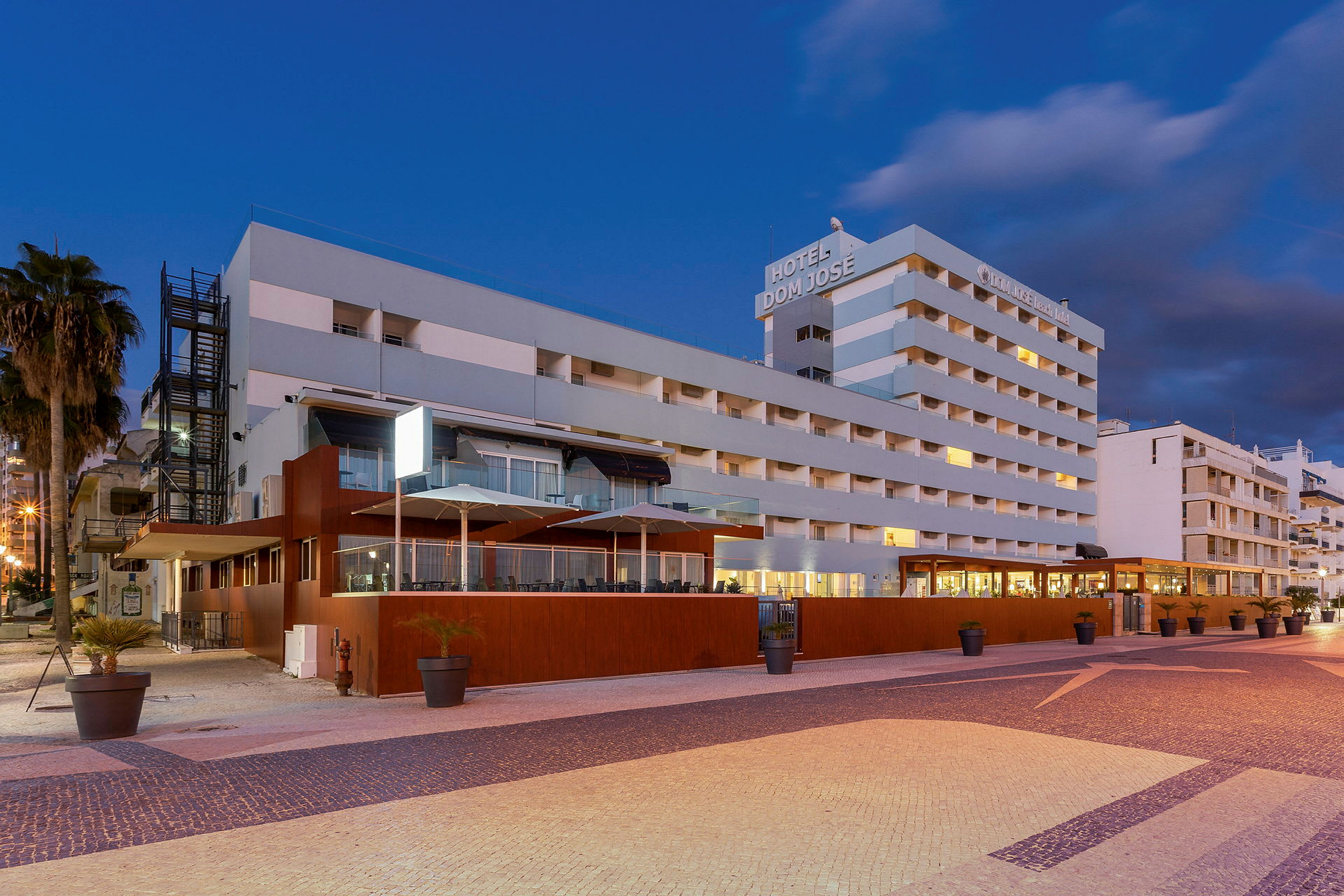 Bygningen er et hotel med flere etager og en moderne facade. (AI-genereret tekst)