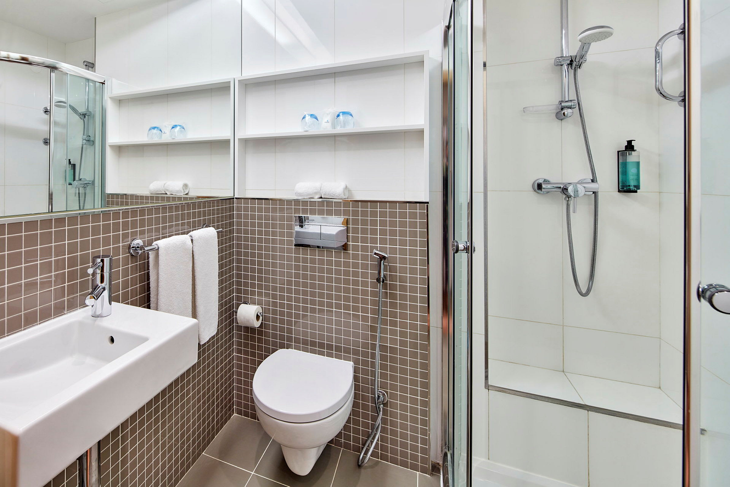 Moderne badeværelse med bruser og toilet. (AI-genereret tekst)
