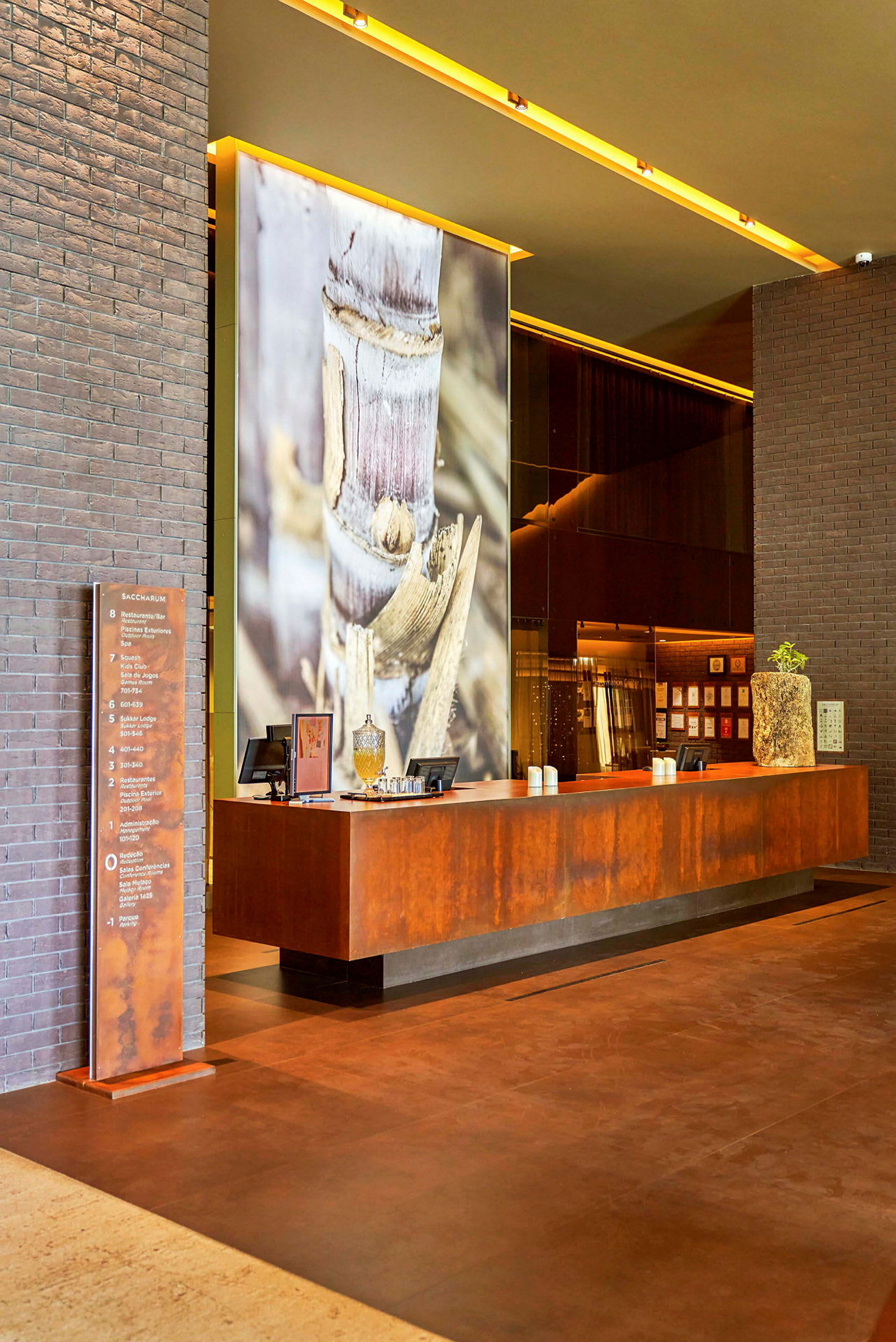 Hotelreception med moderne indretning, stor dekoration i form af plantemotiv. (AI-genereret tekst)
