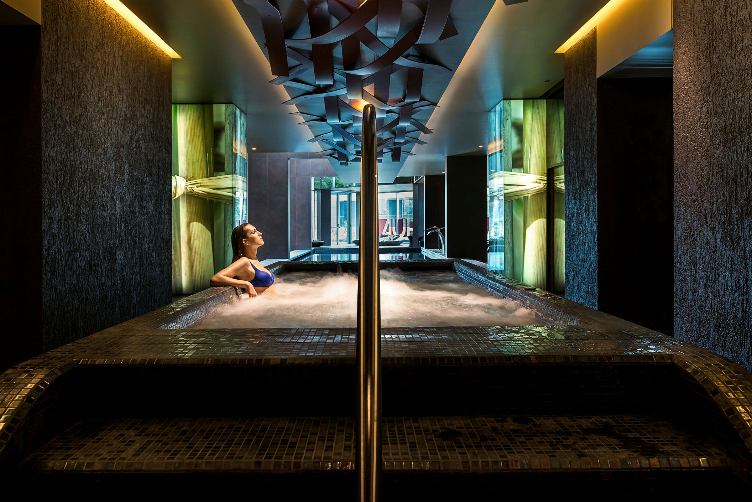En person sidder i et spabad på et moderne spa. (AI-genereret tekst)
