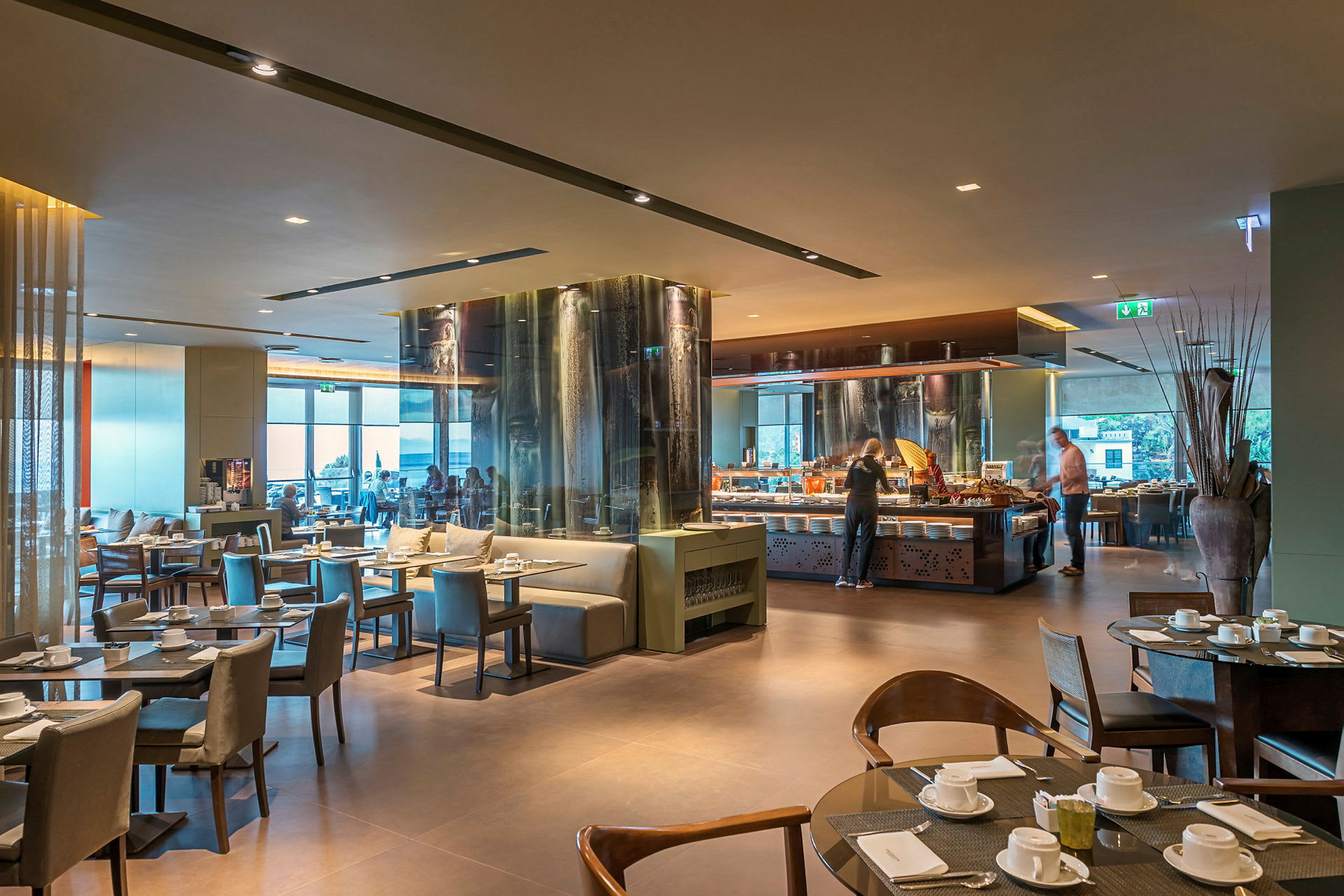 Restaurant med siddepladser og buffetområde. (AI-genereret tekst)