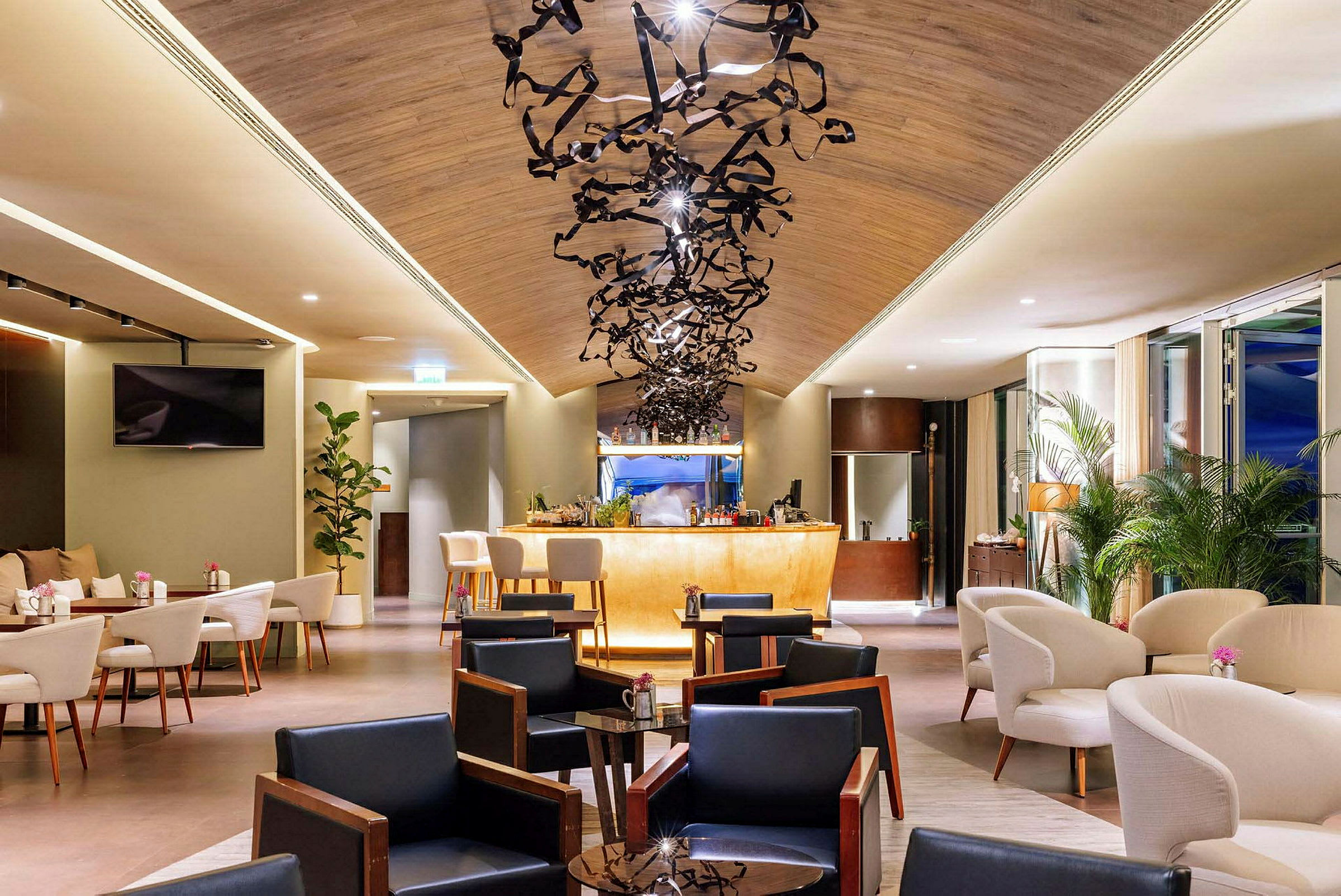 Interiør af en moderne lounge med siddepladser og en bar. (AI-genereret tekst)