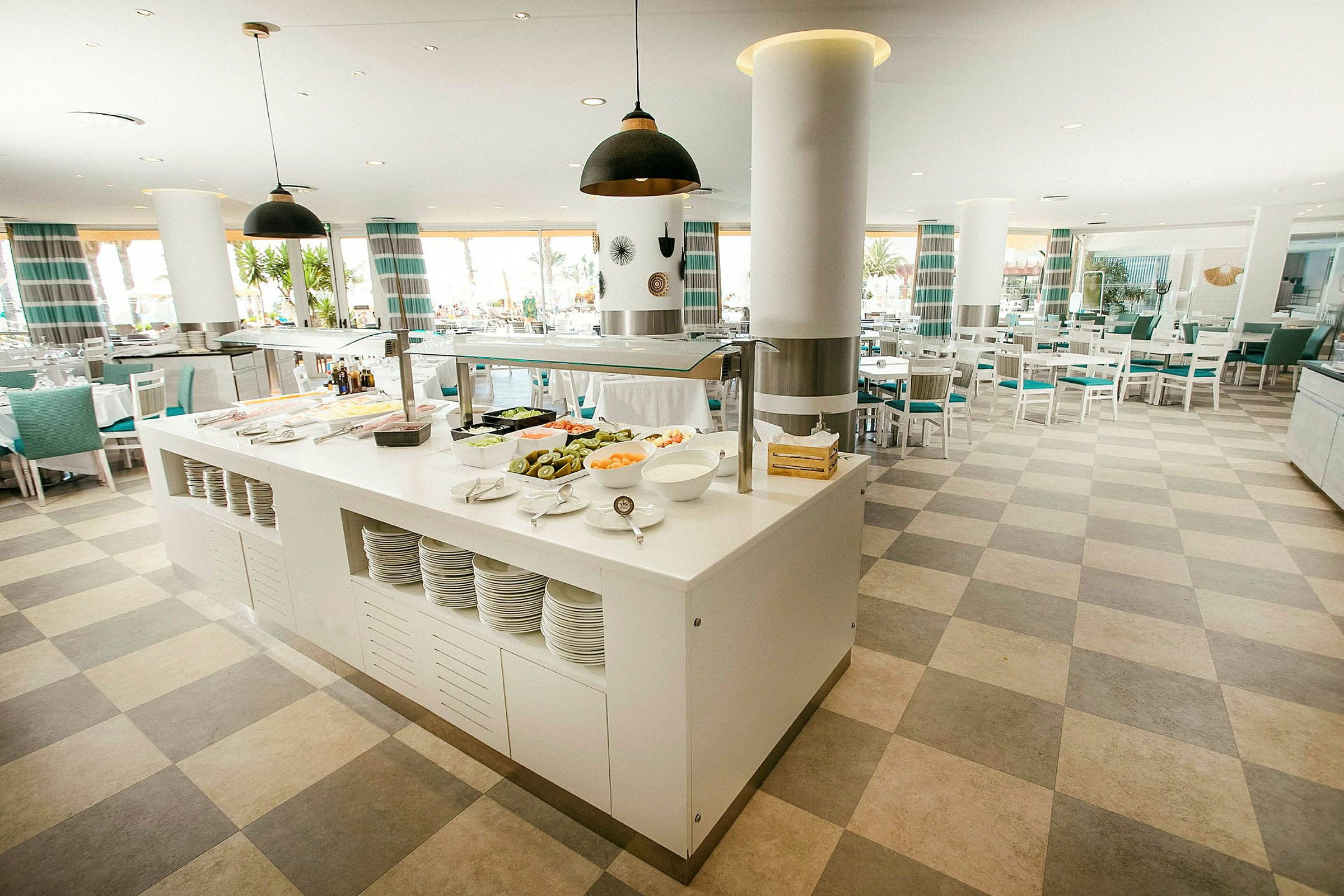 Buffetområde i en restaurant med madudvalg på en central disk. (AI-genereret tekst)