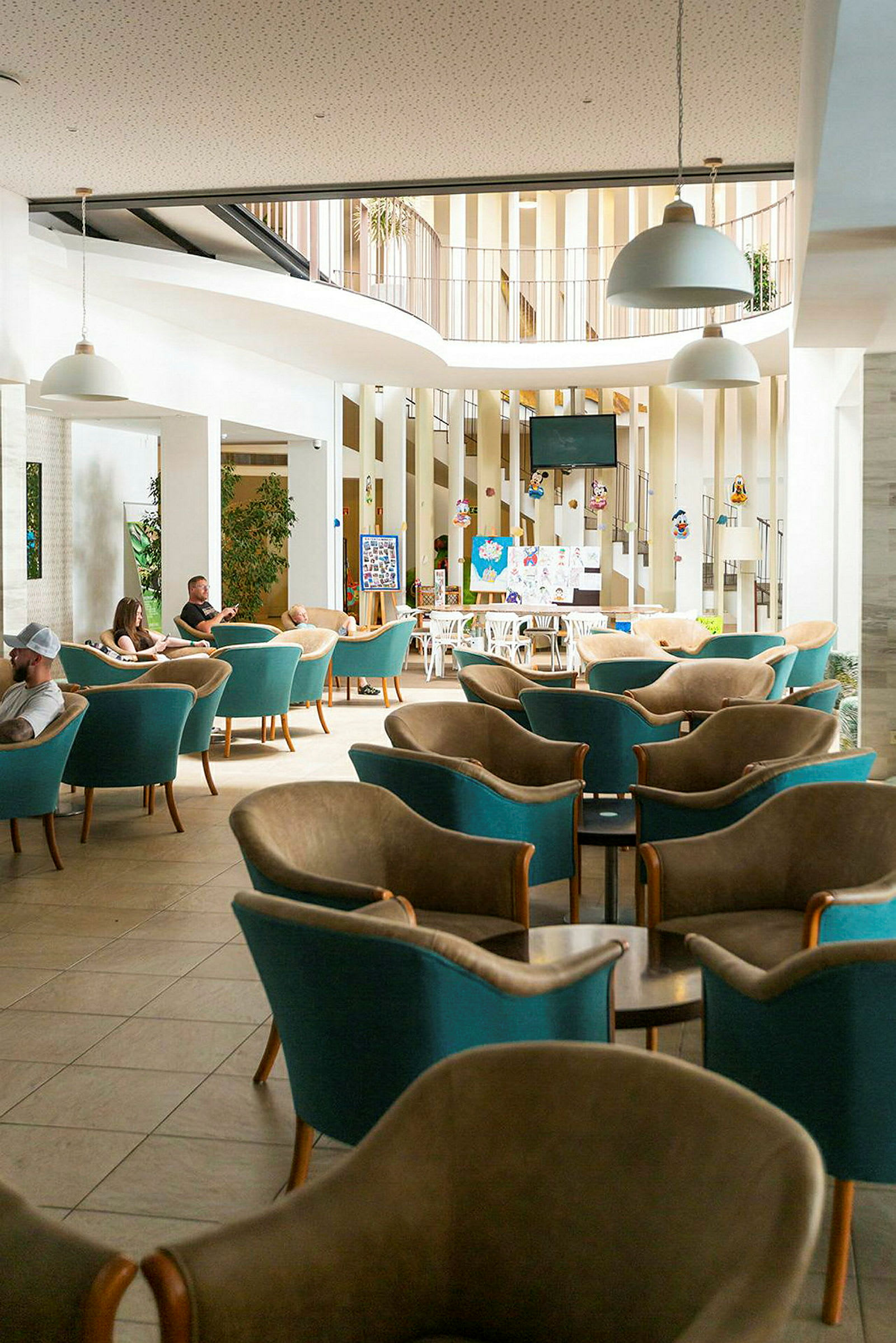 Hotellobby med siddepladser, borde og dekorationer. (AI-genereret tekst)