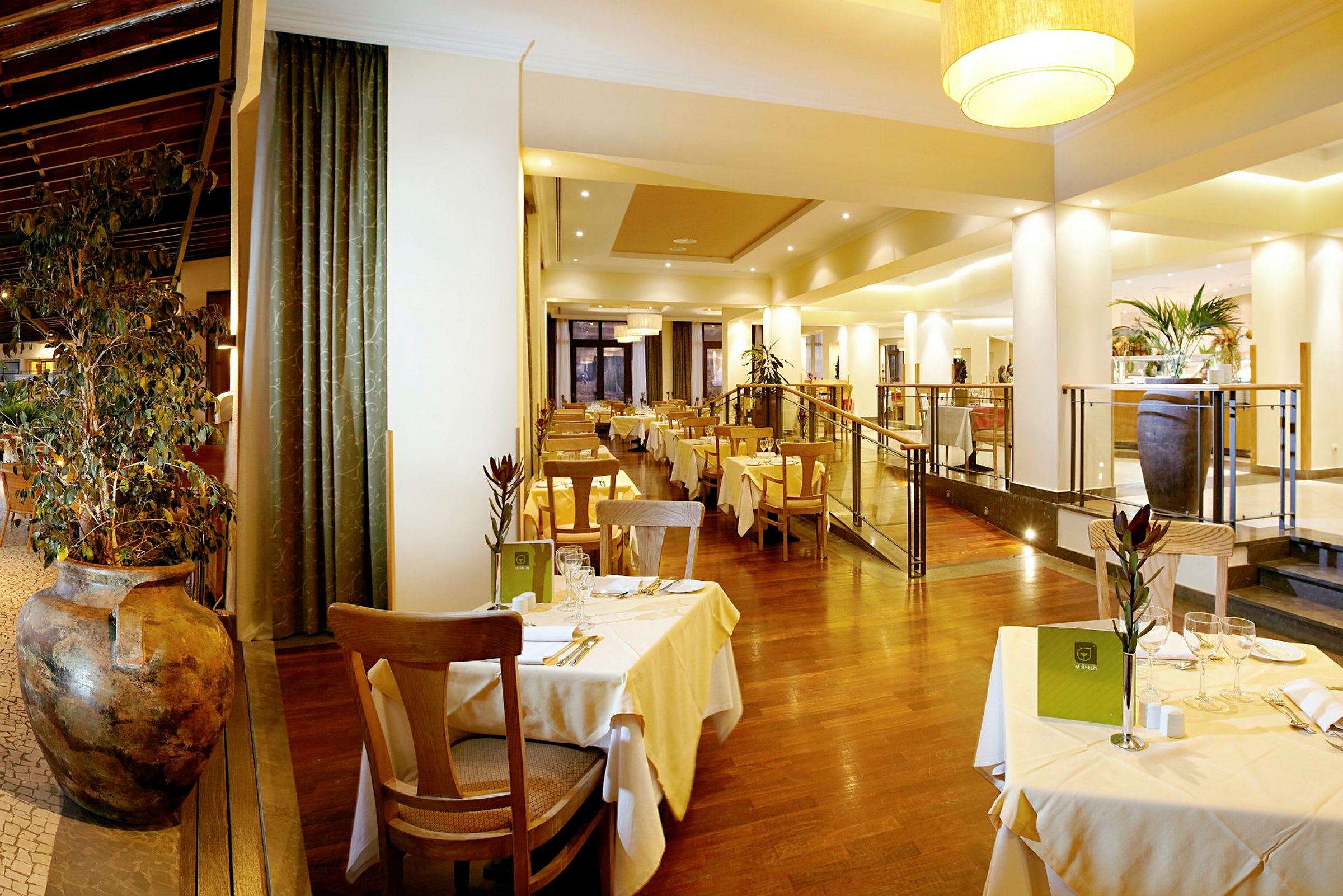 Elegant restaurant med dækkede borde og træstole. (AI-genereret tekst)