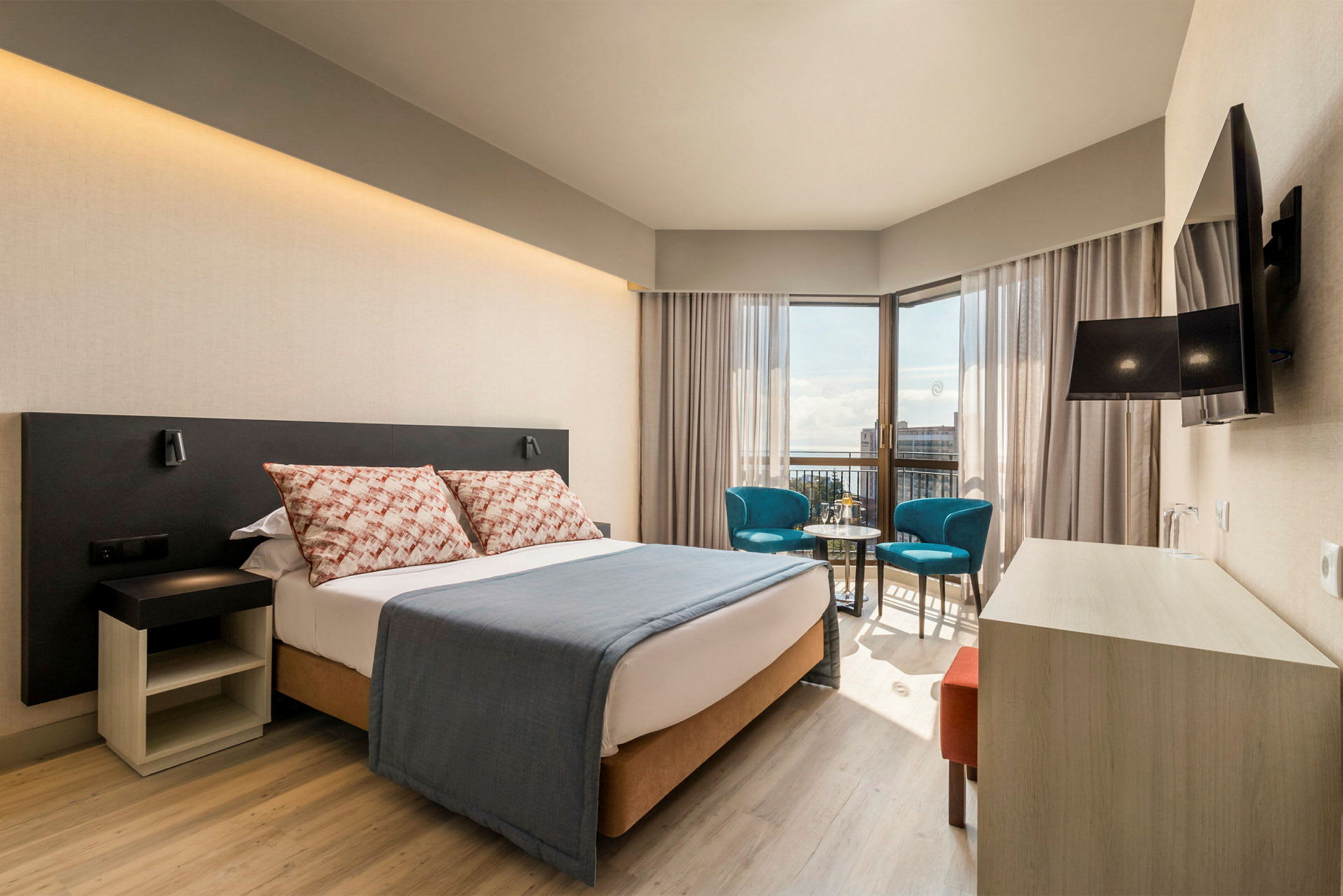 Moderne hotelværelse med dobbeltseng, siddeområde og udsigt. (AI-genereret tekst)