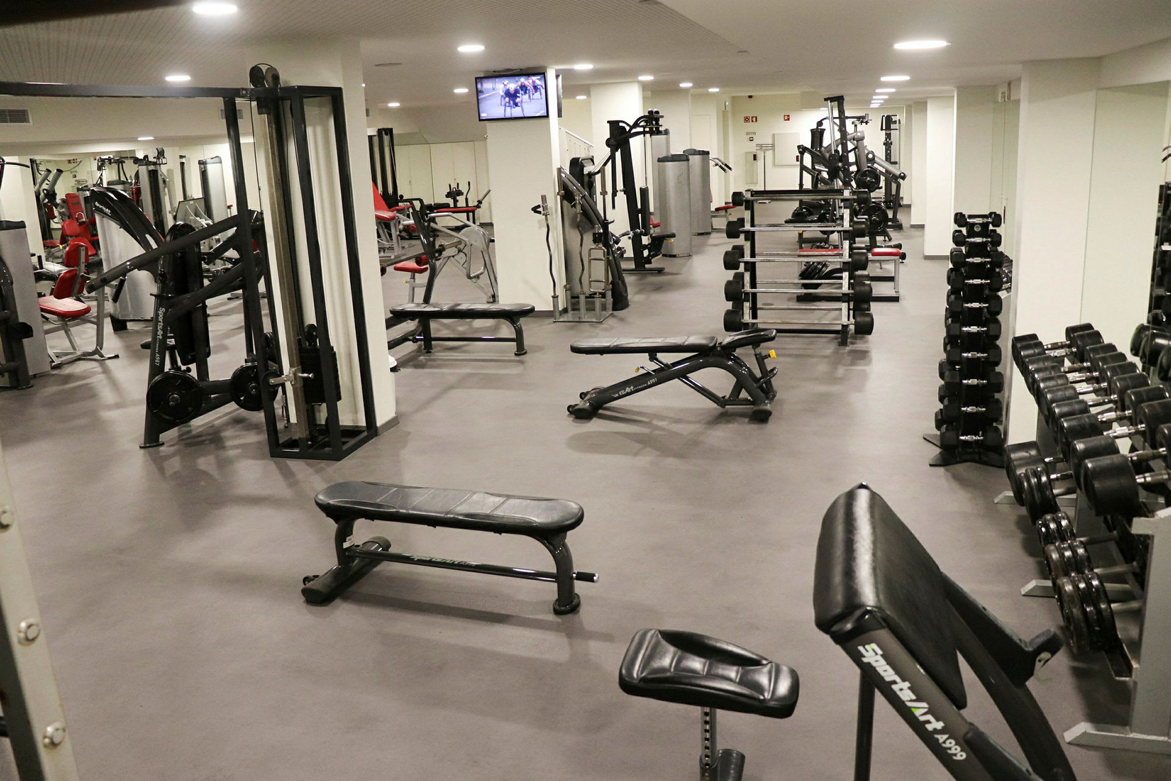 Et fitnesscenter med træningsudstyr og vægte. (AI-genereret tekst)