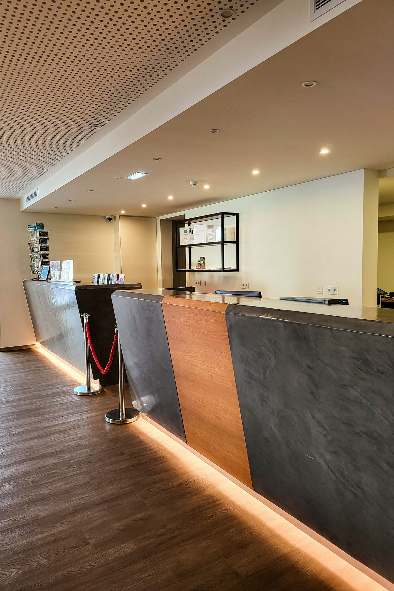 Reception med moderne design i træ og sten. (AI-genereret tekst)