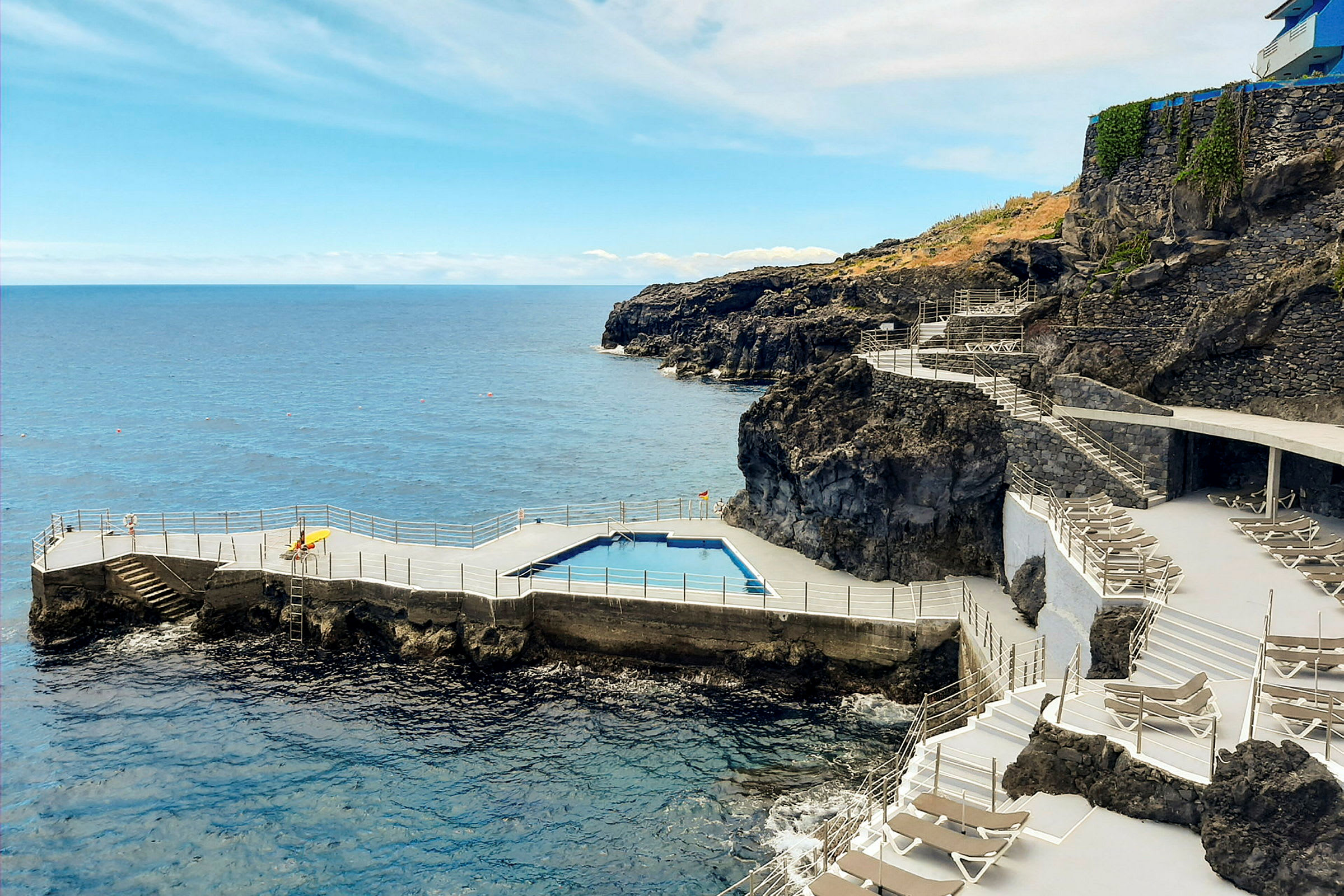 Swimmingpool på klippen med havudsigt. (AI-genereret tekst)
