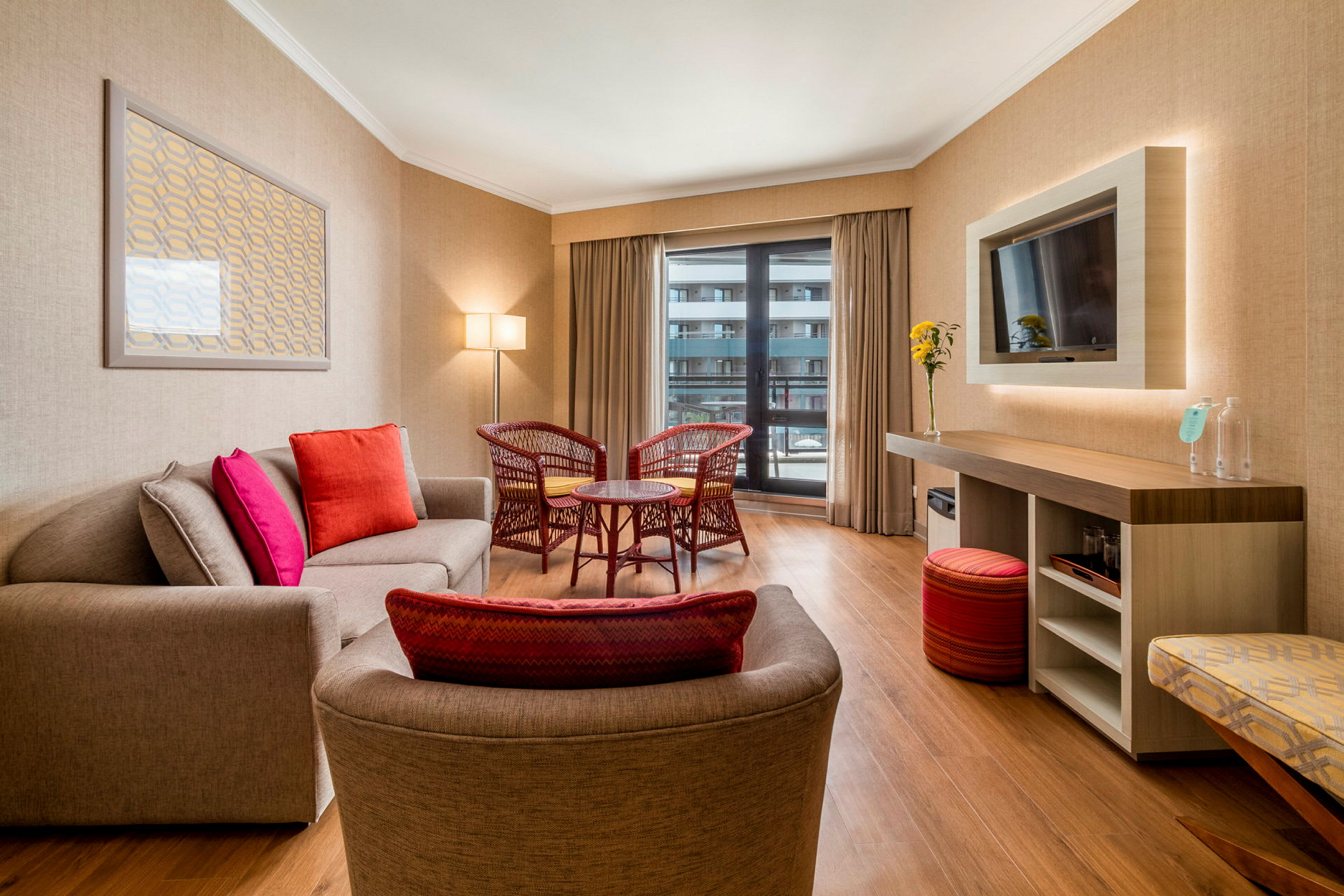 Moderne hotelværelse med siddeområde og indretning. (AI-genereret tekst)