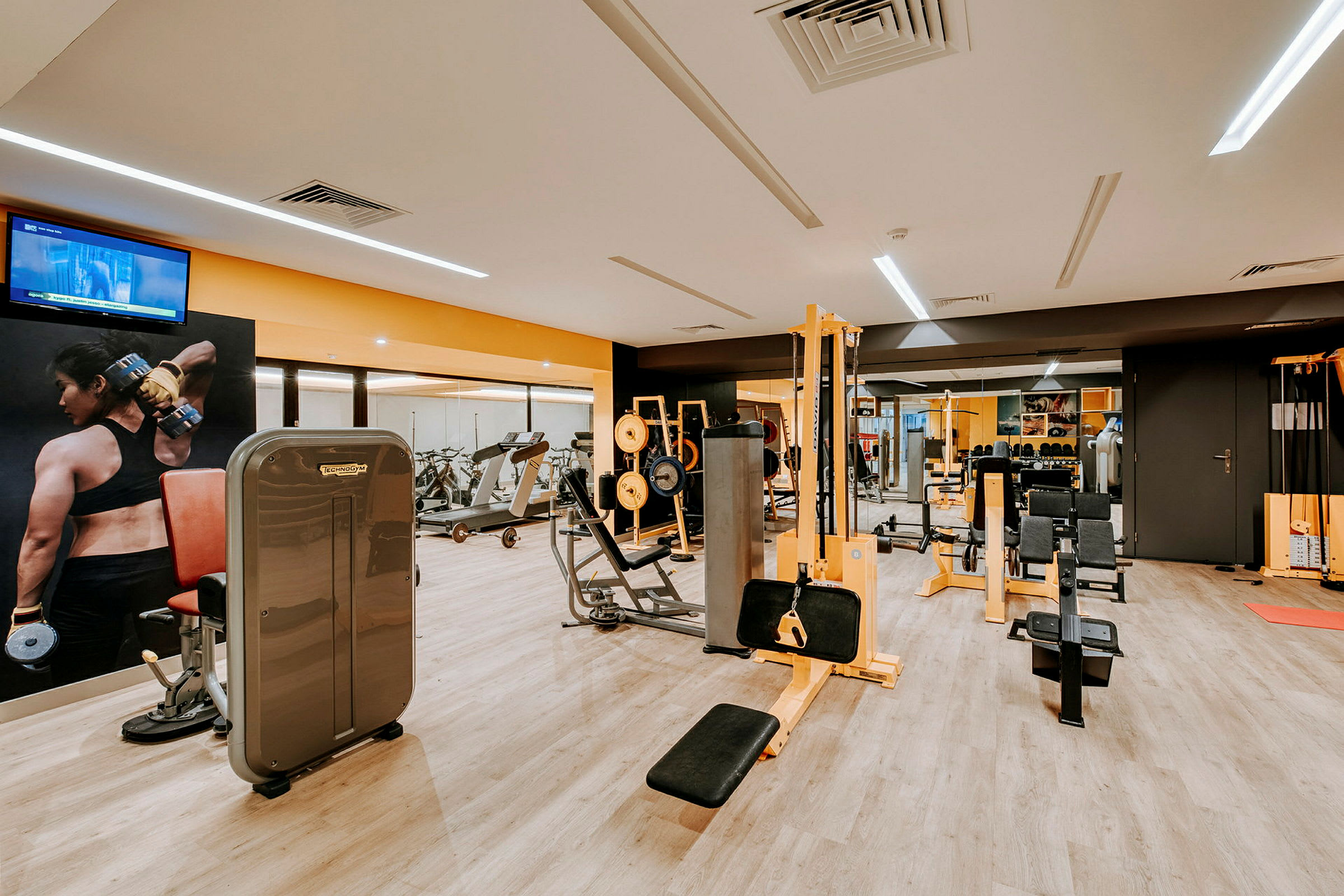Fitnessudstyr i et moderne træningsrum (AI-genereret tekst)