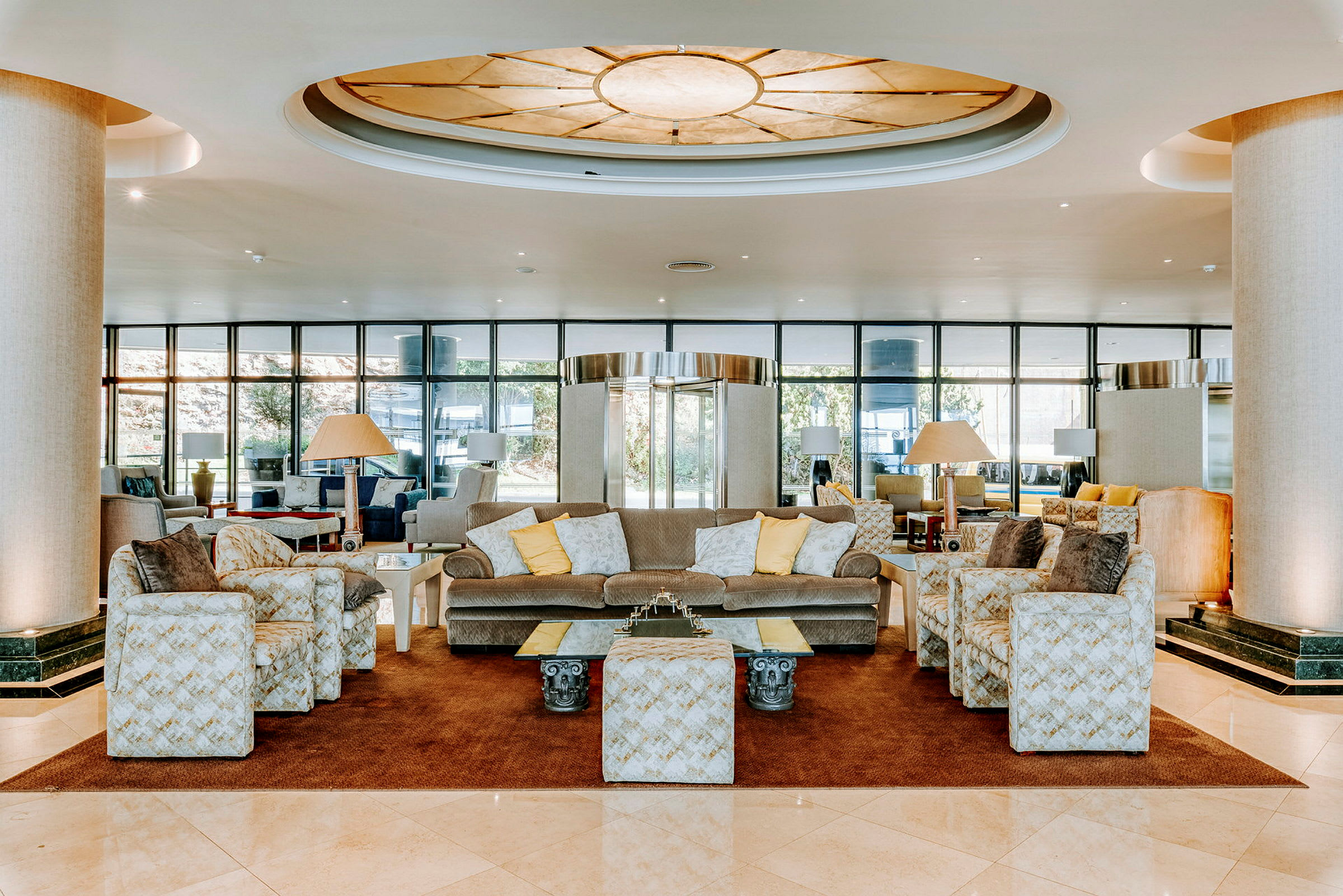 Hotellets lobby med siddearrangementer, belysning og dekoration. (AI-genereret tekst)
