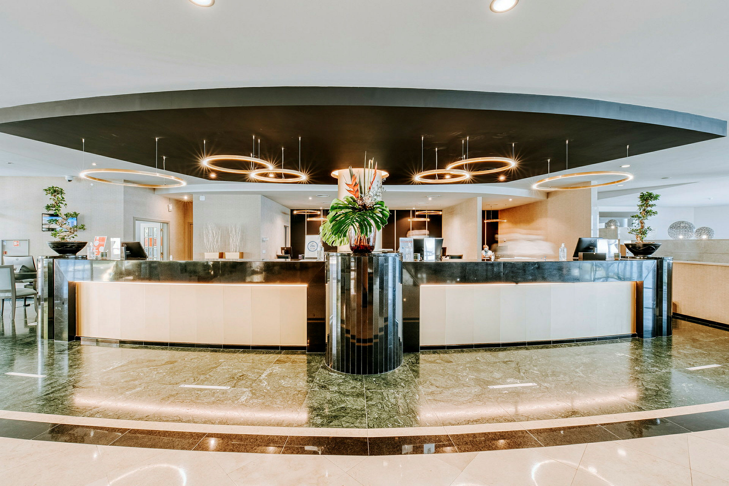 Hotelreception med moderne detaljer og dekorativ belysning. (AI-genereret tekst)