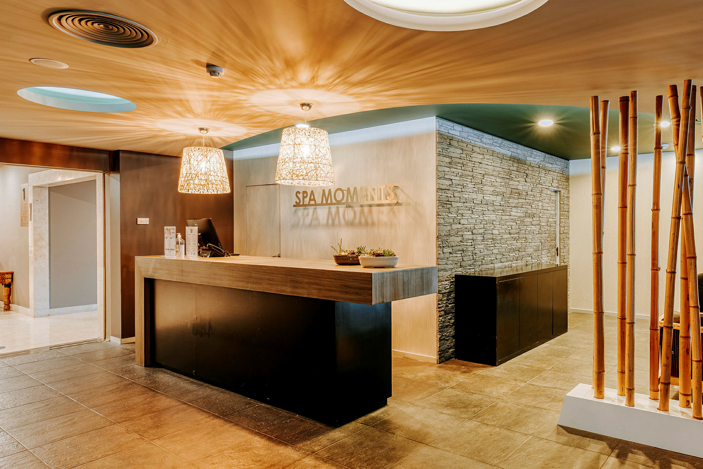 Receptionen på en spa-anlægning med moderne indretning. (AI-genereret tekst)