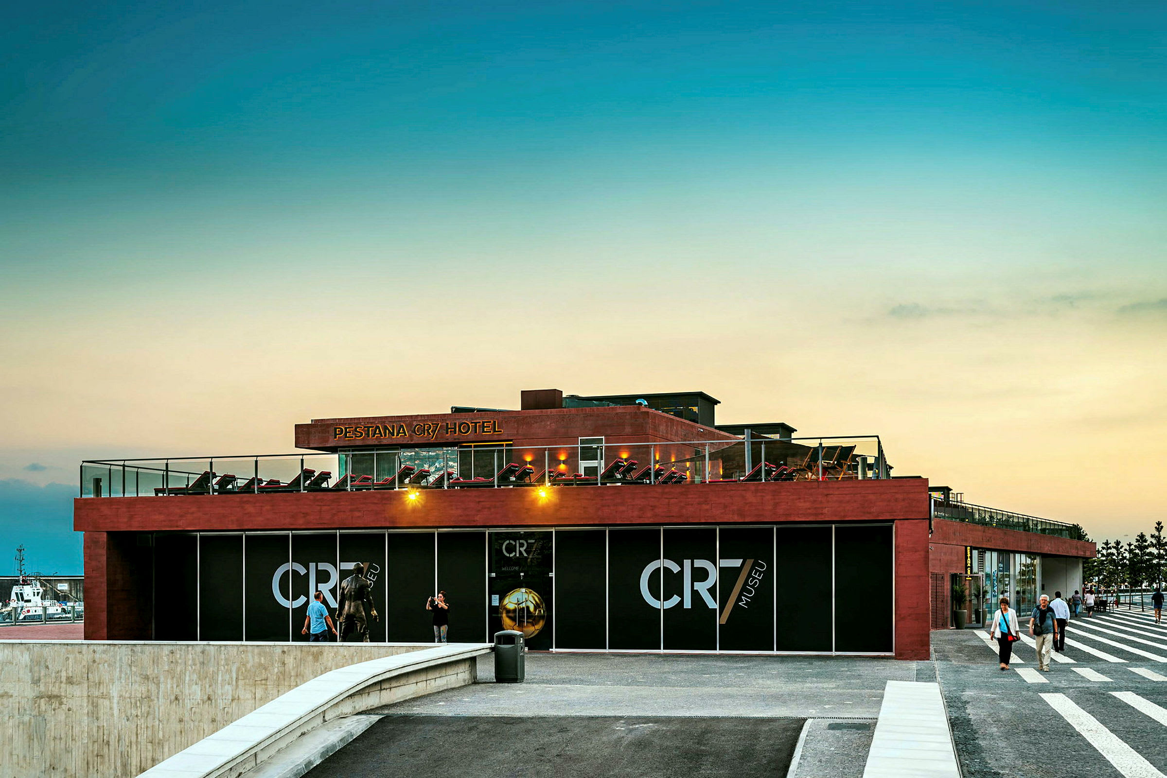 Bygningen for Pestana CR7 Hotel og museum ved solnedgang. (AI-genereret tekst)
