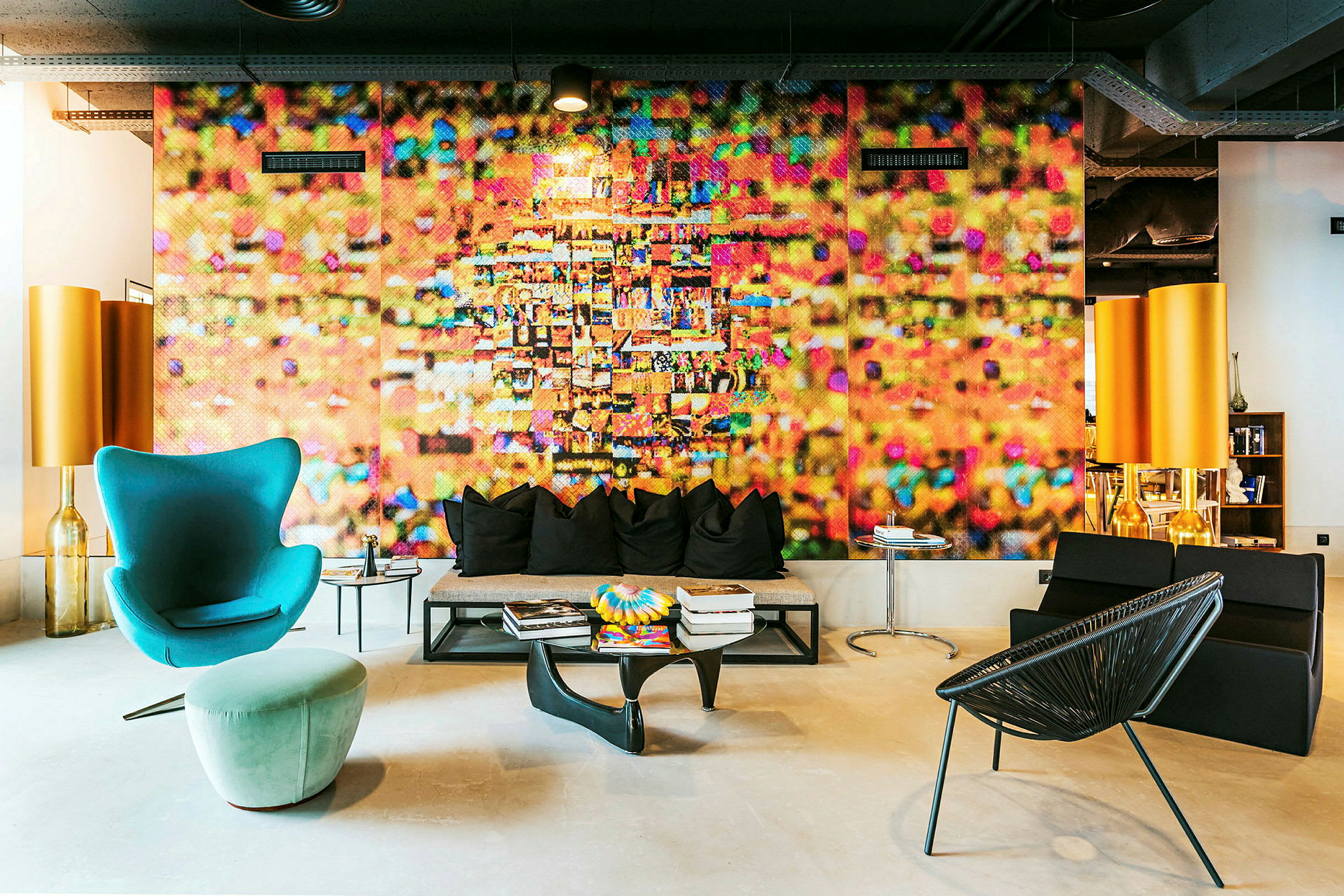 En farverig og moderne indrettet lounge med møbler og dekorative detaljer. (AI-genereret tekst)