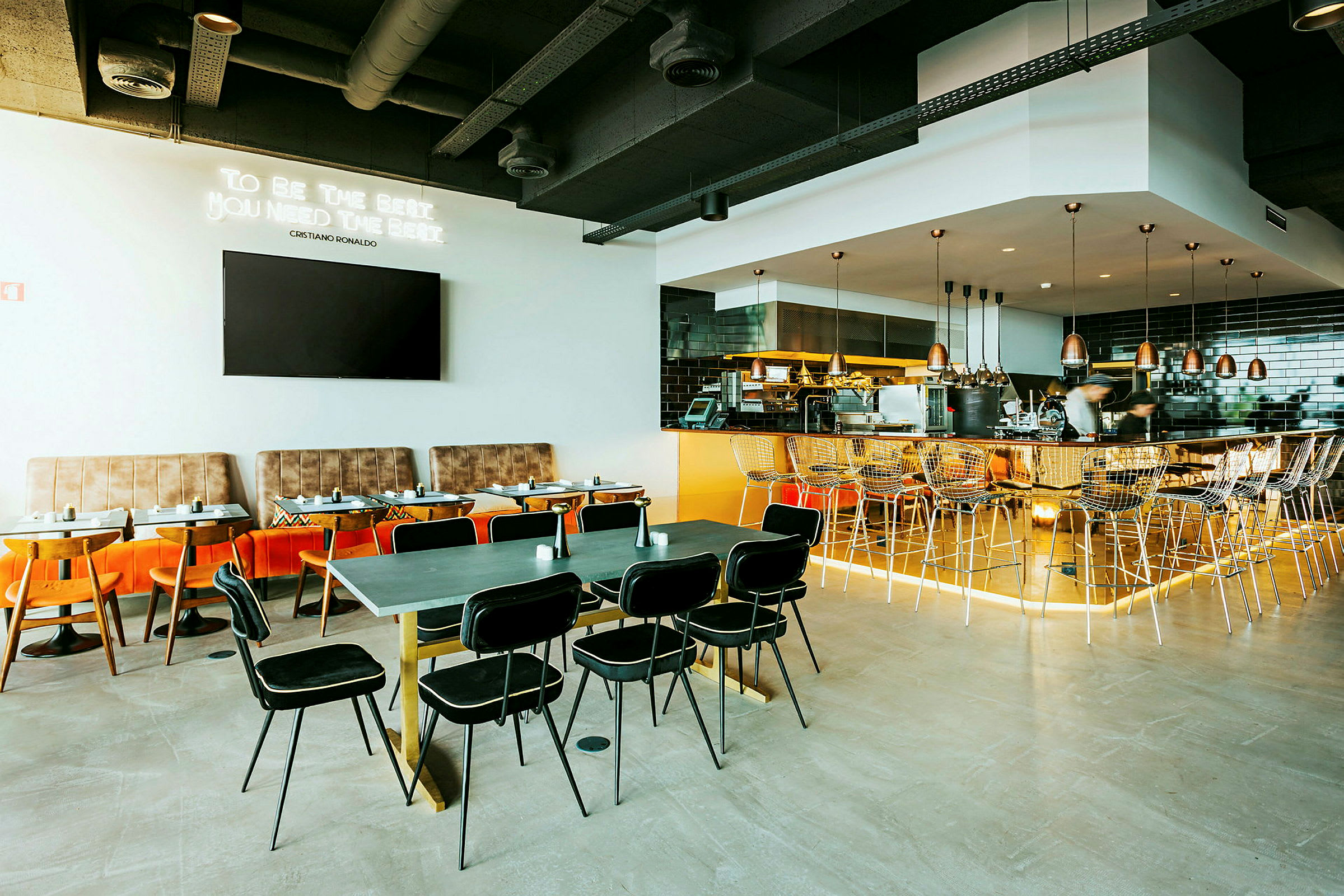 Restaurantinteriør med borde, stole og en bardisk. (AI-genereret tekst)